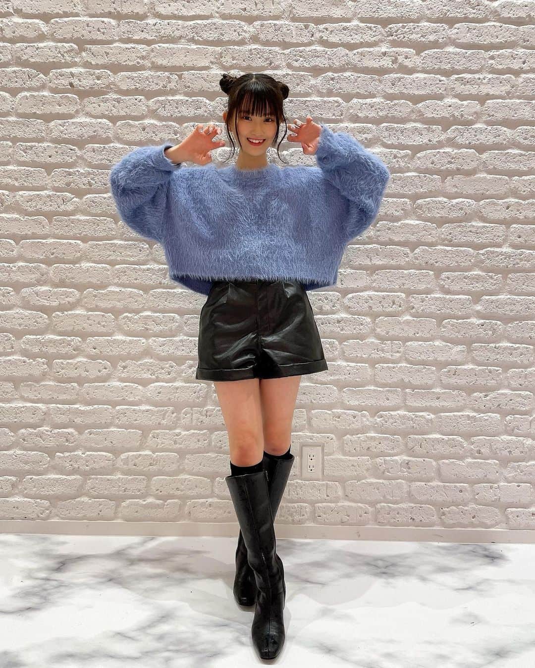 工藤咲姫のインスタグラム：「🧸💙   #くまヘア  #ツインお団子  #レザーパンツ  #jk  #工藤咲姫」