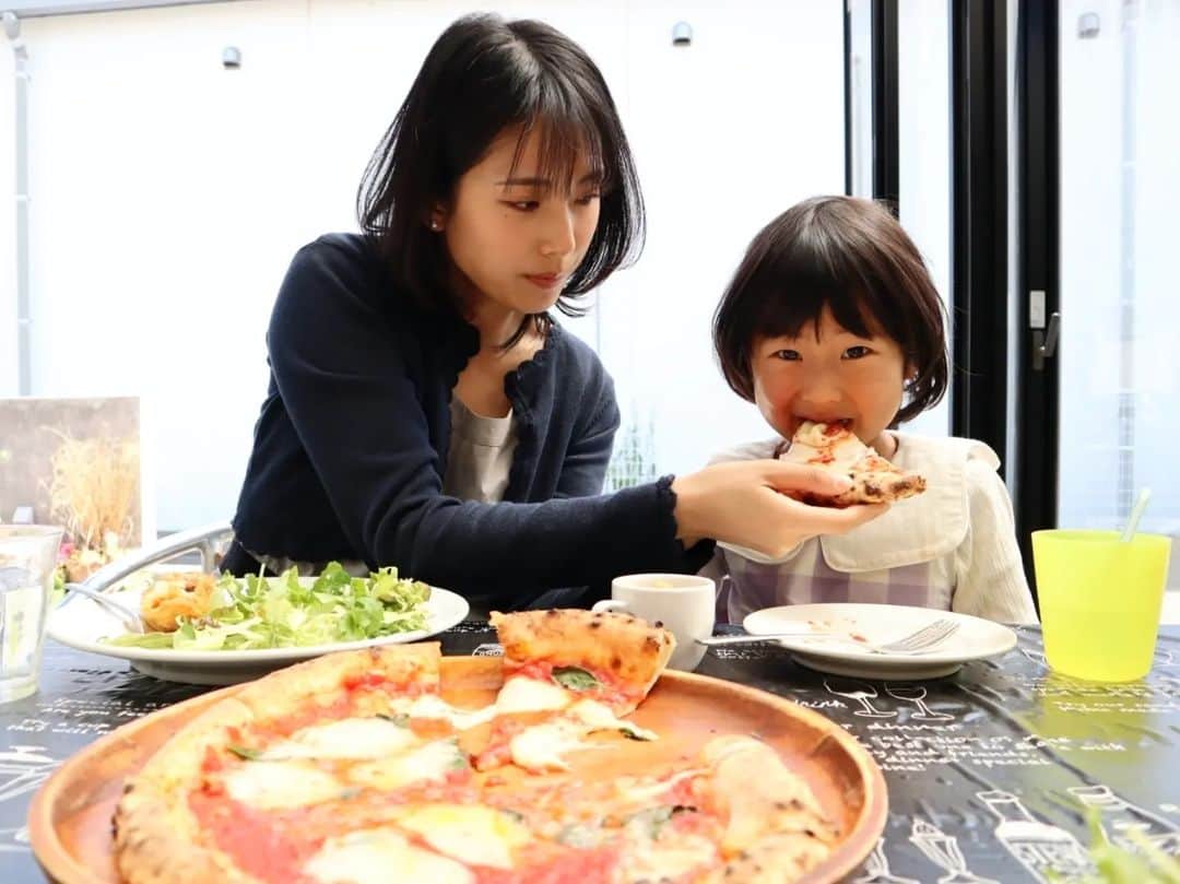 本仮屋リイナのインスタグラム：「無事、入園🌸⁡⁡⁡ 自分で選んで買ったパープルのワンピースと銀のお靴で「今日は、わたしのこと、プリンセスちゃんって呼んでね👸💕」と裾をフリフリさせながら、登園。⁡ ⁡式中は、なかよしのお友達とお隣同士に座って、「シー！🤫」とやり合い、うれしそうに肩を動かして笑ってました。それがやかましいんじゃ。と思いつつ、見守りました。⁡ ⁡そして式後は、プリンセスのまま泥んこになって遊びに遊びまくり、ランチへ🫶⁡ ⁡のびのび自由保育であたたかく見守ってもらえる幼稚園🌿‬⁡ ⁡ますますおてんばに育ちそうです💮⁡ ⁡#入園式後はピザをガブリイナ🍕⁡ ⁡⁡ ⁡最後の写真はプリンセスが撮ってくれました🤗」