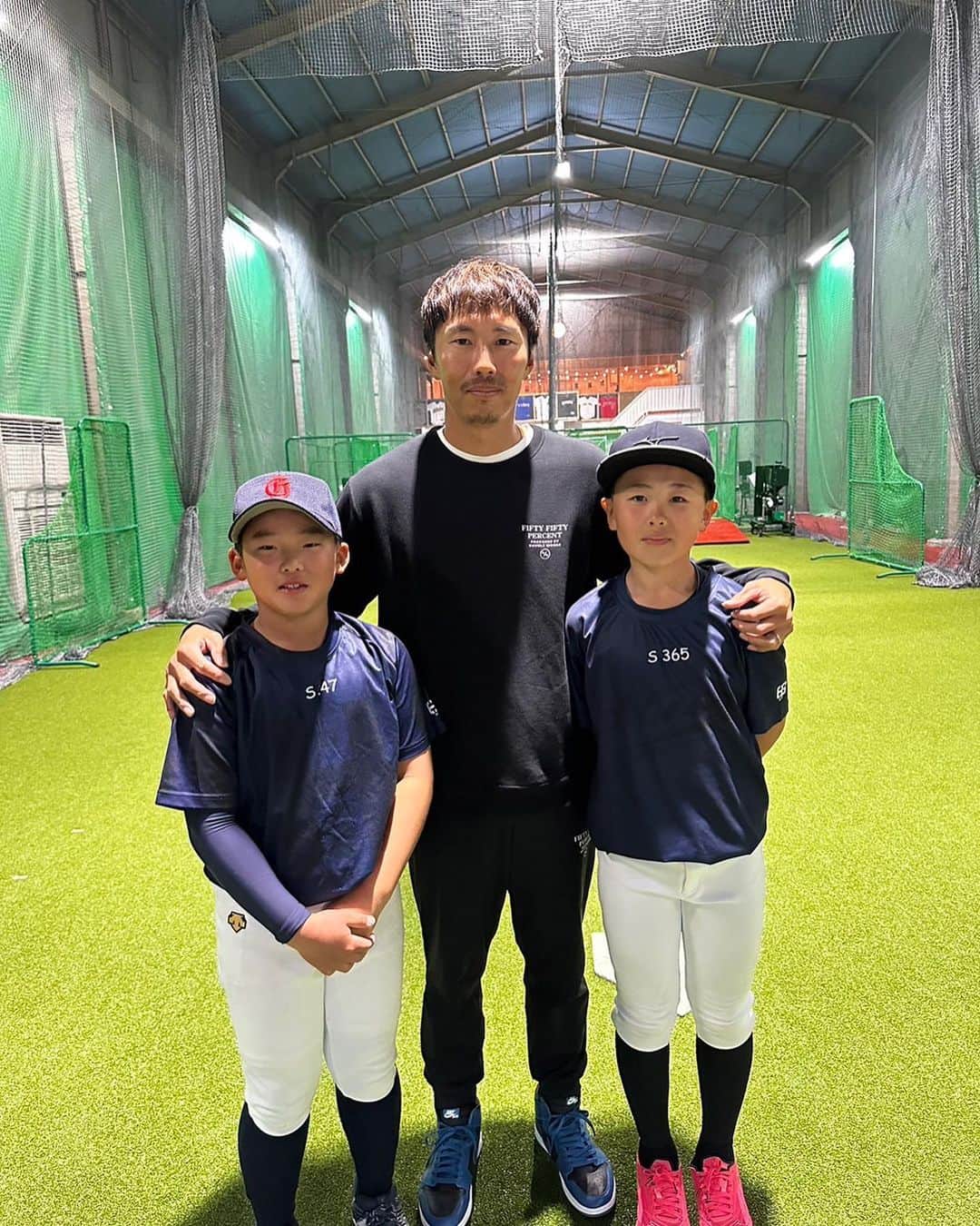 のインスタグラム：「今日は僕のYouTubeチャンネルに登場している天才小学生、神村雅くんと松本はじめくんのコラボ撮影⚾️ 2人の小学生離れしたパフォーマンスに乞うご期待👍👍👍  #野球 #野球少年 #プロ野球 #ヤクルトスワローズjr  #東京ヤクルトスワローズ #上田剛史 #神村雅 #松本はじめ」