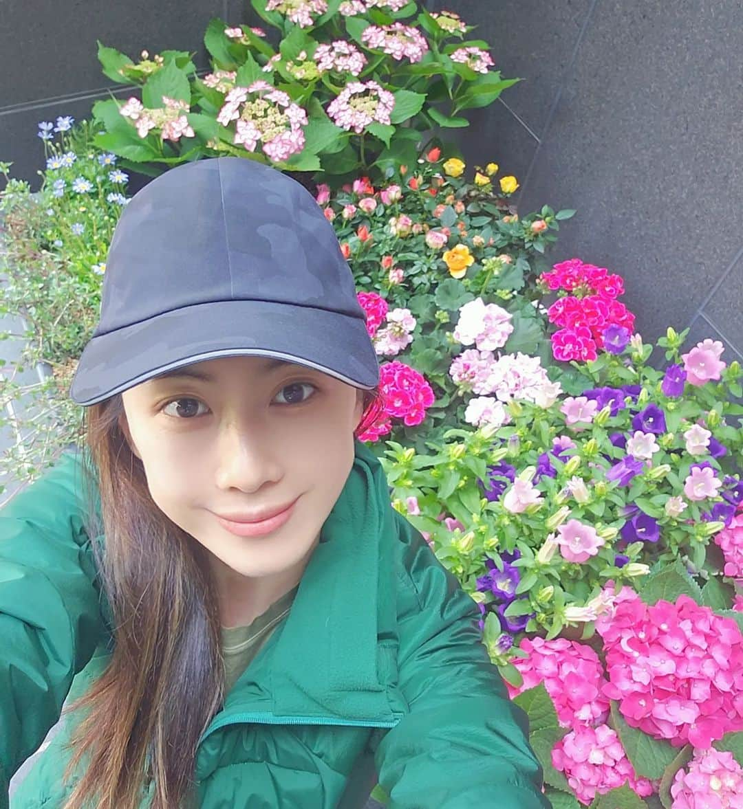 ホン・ウニのインスタグラム：「꽃에 눈멀다.. 🌸💗  봄은 정말 눈부시네요  작업자모드로 꽃사다 나르기 하고 있어요😍😊」