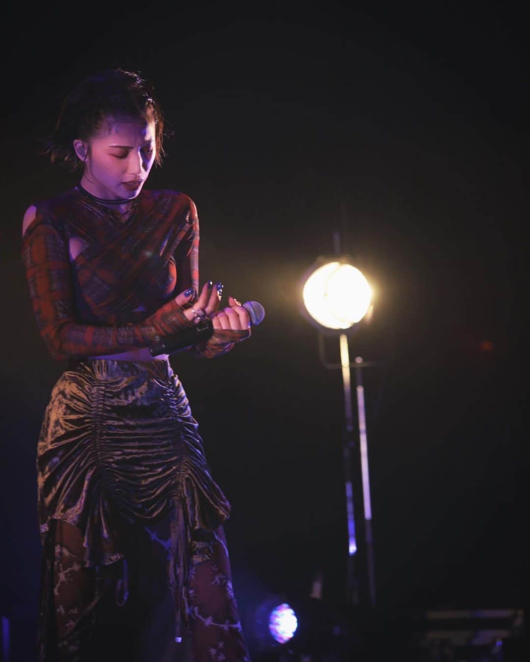 honoka のインスタグラム：「lol live tour 2023 "AMBER" 14都市28公演 本当にありがとうございました☺︎  便利な時代になって みんなと繋がれるツールがたくさん増えたけど、 やっぱり1番はライブでみんなと目を合わせて 一緒に盛り上がって繋がれるあの瞬間が めっちゃ幸せだし大好きだなぁと、 このツアーで改めて感じました♡♡♡  本当に本当にたくさんの愛を ありがとーーーーーーう！！！  あっという間だったぁ、、、、  また次みんなに会えるように。  たくさんパワーアップするから 待っててね☺︎♡」