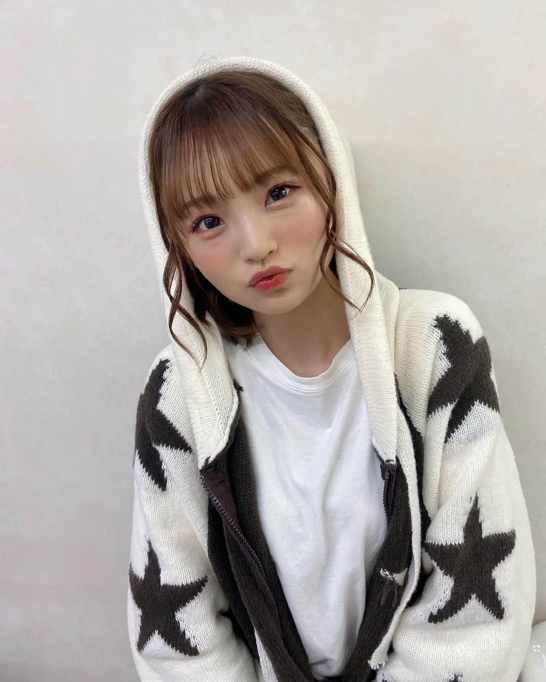 のインスタグラム：「しんしんが1番って言って！！！⭐️ ⠀  ⠀ 最近ちょいダサい感じの服にハマってる^ ̳ᴗ ·̫ ᴗ ̳^  #彼女の私服がかわいい #低身長コーデ #sサイズコーデ #156cm #骨格ウェーブ #パーカーコーデ #カジュアルコーデ #drmartens #ドクターマーチン #8ホール #マーチンコーデ」