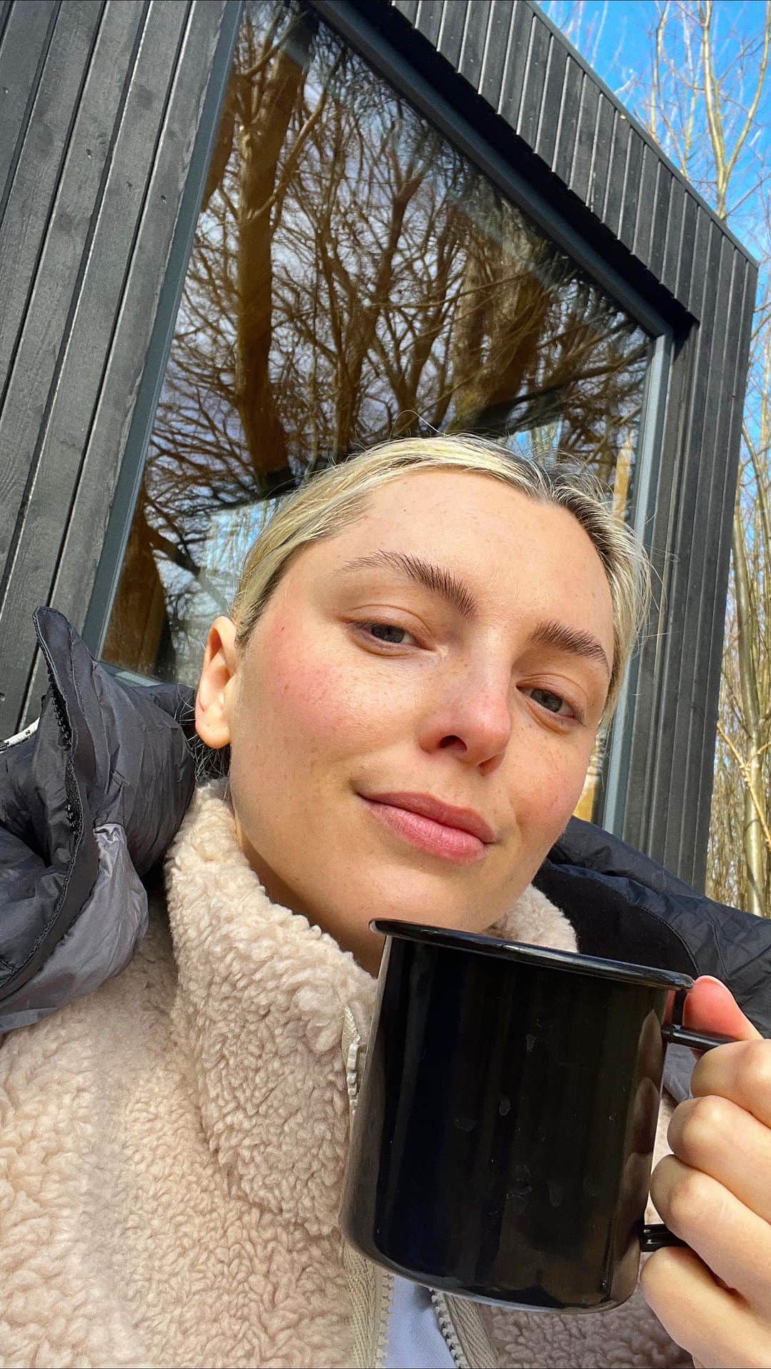 Estée Lalondeのインスタグラム：「Easter weekend spent in this little cabin @unyoked.co (gifted stay) with my little easter bunny 🐰🐾」