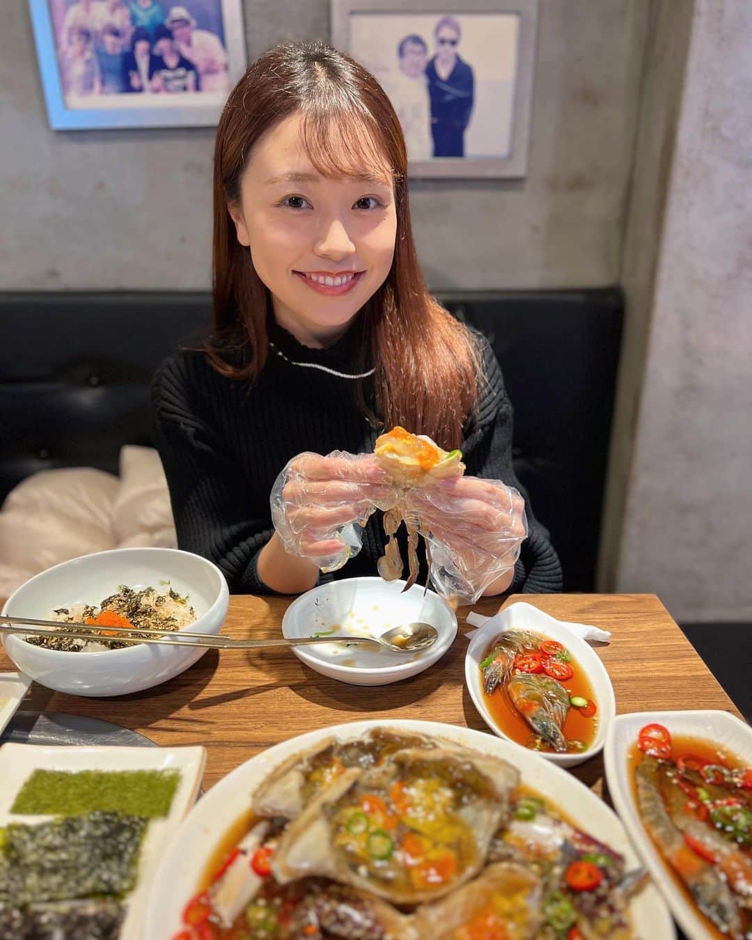 萩原菜乃花のインスタグラム：「おいしかったカンジャンケジャン🦀  生の蟹の醤油漬け！ 臭みは全くないし 蟹味噌が甘くてとびっ子ご飯によく合うの🥹🥹🥹♡  韓国着いた瞬間駆け込んだ🤣 これを食べに行ったと言っても過言ではないくらい楽しみだった🫶  美味しすぎた写真見るだけでよだれでてくる🤤  #カンジャンケジャン#韓国#韓国グルメ#韓国旅行#蟹#旅行#ゴルフ女子#ケジャン#渡り蟹」