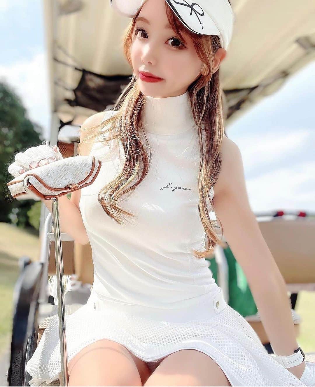 ちゃんしーさんのインスタグラム写真 - (ちゃんしーInstagram)「今年もたくさんノースリ着たい😛❤️‍🔥  この前のラウンドで 距離計焼けとノースリ焼けしてて もう一人体が夏なんだけど🥹💕  明日は楽しみにしていたラウンド😛🫶 久しぶりの予想スコアをコメント欄へどうぞ💘📝  ちな、5Wの調子が良くないの🥹 . . . #ゴルフ女子#ゴルフ男子#ゴルフ初心者#ごるふ女子#ごるふ男子#ゴルフ女子初心者#ゴルフコーデ#ゴルフウェア#インスタゴルフ女子#インスタゴルフ部#デサゴルゴルファー#高尔夫#골프#美脚#ミニスカ#美脚#脚やせダイエット#足痩せ#トレーニング#お尻#おしり#おしりフェチ#誕生日ラウンド#韓国コーデ#韓国ウェア#韓国ヘア#絶対領域」4月10日 20時13分 - hime___golf