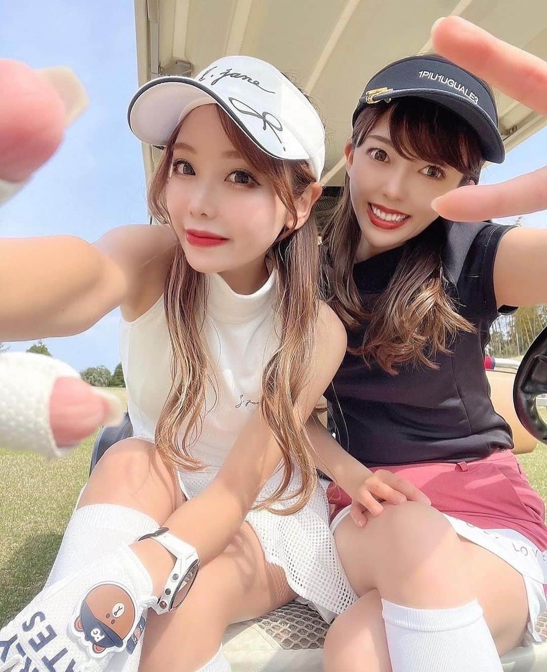 ちゃんしーさんのインスタグラム写真 - (ちゃんしーInstagram)「今年もたくさんノースリ着たい😛❤️‍🔥  この前のラウンドで 距離計焼けとノースリ焼けしてて もう一人体が夏なんだけど🥹💕  明日は楽しみにしていたラウンド😛🫶 久しぶりの予想スコアをコメント欄へどうぞ💘📝  ちな、5Wの調子が良くないの🥹 . . . #ゴルフ女子#ゴルフ男子#ゴルフ初心者#ごるふ女子#ごるふ男子#ゴルフ女子初心者#ゴルフコーデ#ゴルフウェア#インスタゴルフ女子#インスタゴルフ部#デサゴルゴルファー#高尔夫#골프#美脚#ミニスカ#美脚#脚やせダイエット#足痩せ#トレーニング#お尻#おしり#おしりフェチ#誕生日ラウンド#韓国コーデ#韓国ウェア#韓国ヘア#絶対領域」4月10日 20時13分 - hime___golf
