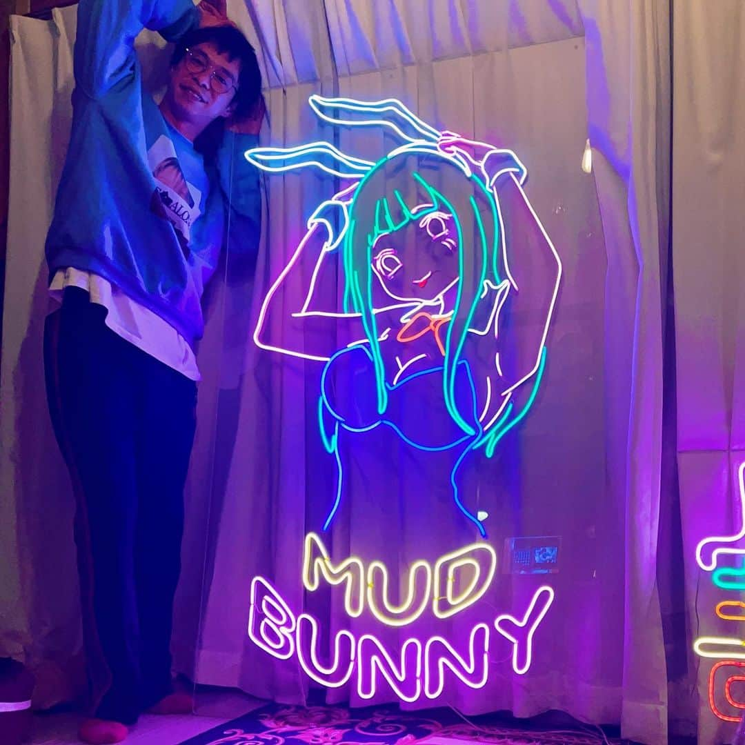 渡邊孝平のインスタグラム：「【MAD BUNNY 】ネオン　 4月にオープンするお店のネオン看板を作らせてもらいました。 150センチある特大サイズです❗️  渾身の一作です〜🙋  #ネオン #ネオンチューブ #ネオンサイン#neon #看板 #イルミネーション #夜 #夜景 #映え #ハンドメイド #ライトアップ #パステル #アート #bar #neon #art #artist #artwork #cute #makeup #neonlights #aesthetic #artsy #photography  #ご依頼お待ちしてます」