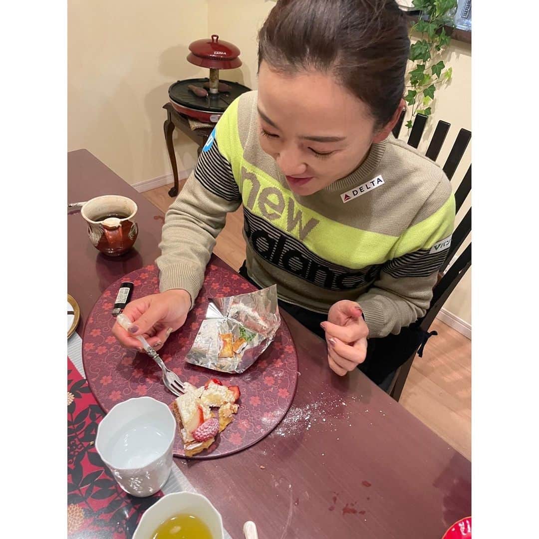 有村智恵さんのインスタグラム写真 - (有村智恵Instagram)「すんごーーーく時系列バラバラですが、今年に入ってからのプライベートな写真たち☺︎  1,2,3枚目　初島に海苔丼を食べにヘリで行かせて頂きました😍なんという贅沢。そして永遠に食べられる美味しさでした😭  4枚目　お台場でバッタリしもまゆ姉さんに会った日。笑 　 5枚目　誕生日ケーキをみんなの皿に乗せてたら、思いっきり落としたのでそのまま食べた日😂  6枚目　沖縄で琉球ガラス村に行った時の☺︎  7枚目　4月からタイに行っちゃった仲良し家族達と日本での思い出作りにUSJへ🥰  8枚目　お久しぶりの玲子さんと初めましてだけど初めましてな感じがしない舞子ちゃんと☺️  9枚目　↑は古田さんのコンペでの出会いでした😍コンペの賞品で古田さんのサイングッズをゲットしてめちゃくちゃ嬉しがってる一枚😂  10枚目　この日の気分はブラック&ピンクでした😁わかる人にはわかる😎😎  以上！  #このまま載せるタイミング逃しそうだったから #一気に載せてみた #プライベート充実しすぎてて #時間が経つのが早いです #でも今週は切り替えるぞー」4月10日 20時16分 - chiearimura