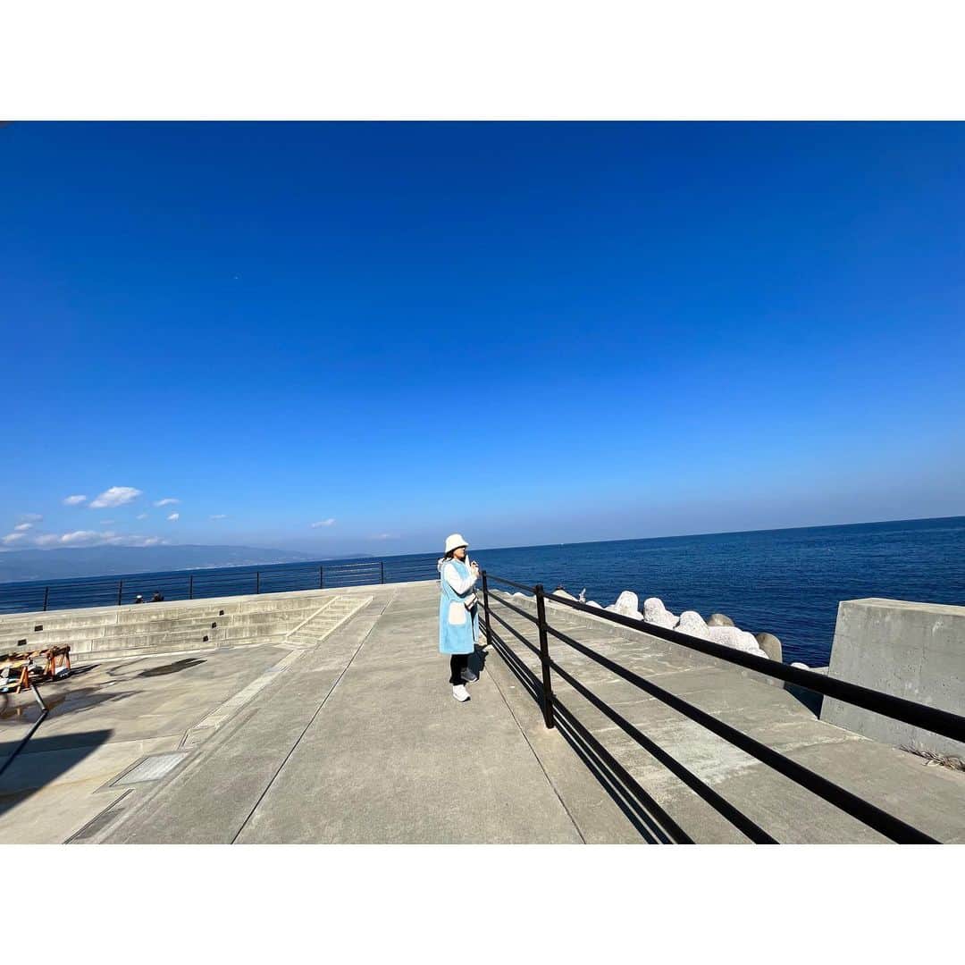 のインスタグラム：「すんごーーーく時系列バラバラですが、今年に入ってからのプライベートな写真たち☺︎  1,2,3枚目　初島に海苔丼を食べにヘリで行かせて頂きました😍なんという贅沢。そして永遠に食べられる美味しさでした😭  4枚目　お台場でバッタリしもまゆ姉さんに会った日。笑 　 5枚目　誕生日ケーキをみんなの皿に乗せてたら、思いっきり落としたのでそのまま食べた日😂  6枚目　沖縄で琉球ガラス村に行った時の☺︎  7枚目　4月からタイに行っちゃった仲良し家族達と日本での思い出作りにUSJへ🥰  8枚目　お久しぶりの玲子さんと初めましてだけど初めましてな感じがしない舞子ちゃんと☺️  9枚目　↑は古田さんのコンペでの出会いでした😍コンペの賞品で古田さんのサイングッズをゲットしてめちゃくちゃ嬉しがってる一枚😂  10枚目　この日の気分はブラック&ピンクでした😁わかる人にはわかる😎😎  以上！  #このまま載せるタイミング逃しそうだったから #一気に載せてみた #プライベート充実しすぎてて #時間が経つのが早いです #でも今週は切り替えるぞー」