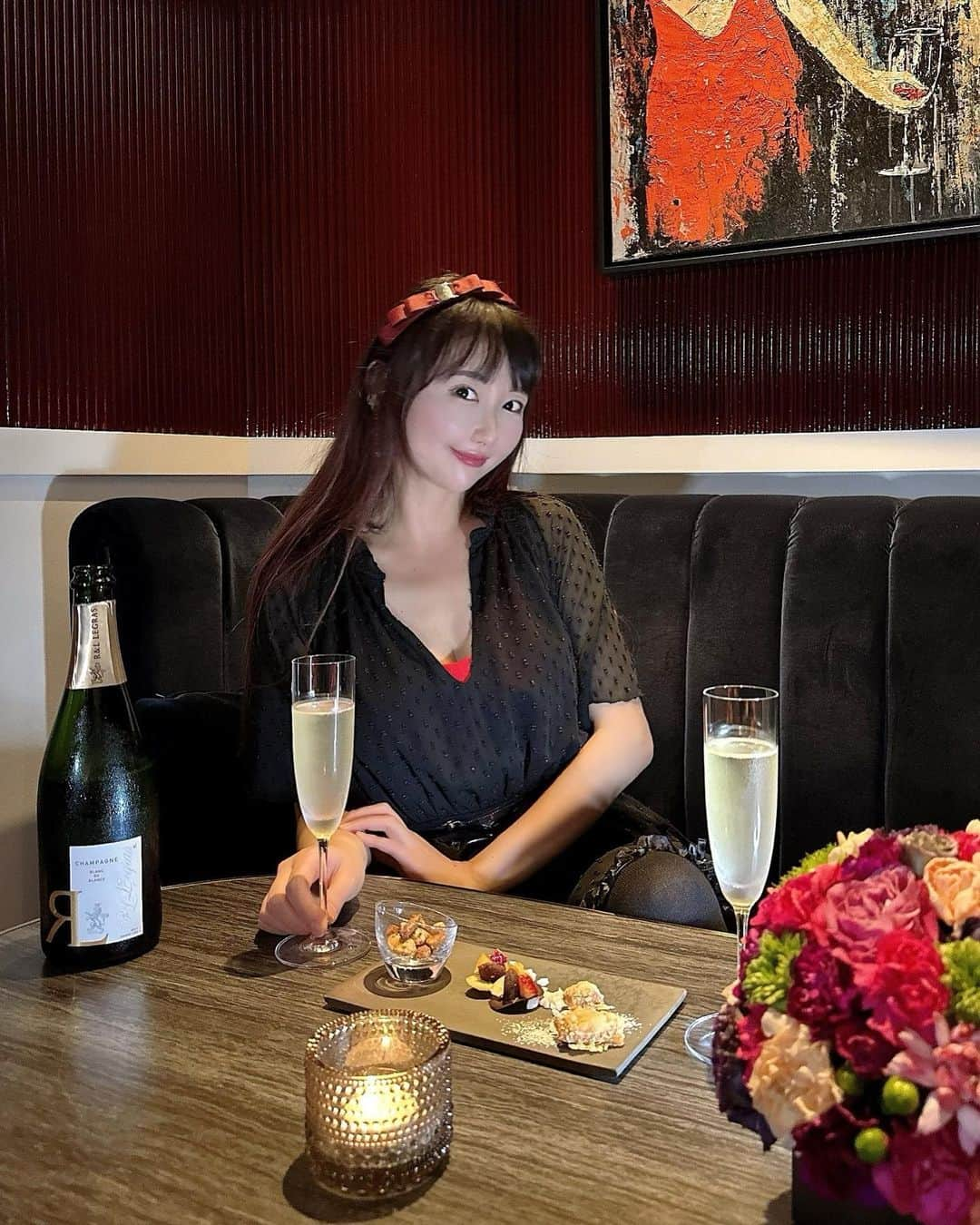 坂地久美さんのインスタグラム写真 - (坂地久美Instagram)「会員制のBAR🍸FACES麻布十番🍸  に、行きました❤️  入った瞬間、とってもお洒落でラグジュアリーな空間が素敵で、飾られている絵🖼️も高級感いっぱいのソファーも、まるで雑誌VOGUEの中のような世界でした🍷  フランスのゴージャスな場所の空間みたい💞  アルコールとスイーツをメインに“新しい酒場”のスタイルを提案されていて、パティシエのスイーツやバーテンダー、ソムリエそしてフロアスタッフの方など話しやすくてとっても楽しい空間でもありました🥰  ソムリエの方が出してくださったお酒は、ビックリするほど美味しかったです💓  パティシエのスイーツも🍓イチゴパフェはローズ🌹のゼリーが入っていたり、🍫ショコラの方は白ワインの味と合わさっていて、お酒に合う大人なスイーツでとっても美味し過ぎました🌹 夜に食べても罪悪感なく食べれてしまうので、またこのお酒とスイーツの組み合わせを味わいに通いたくなってます🎀  #FACES麻布十番 #会員制のBAR #麻布十番BAR #麻布十番スイーツ #パティシエスイーツ #ソムリエ #麻布十番デート #麻布十番女子会 #グルメ女子」4月10日 20時21分 - sakachikumi