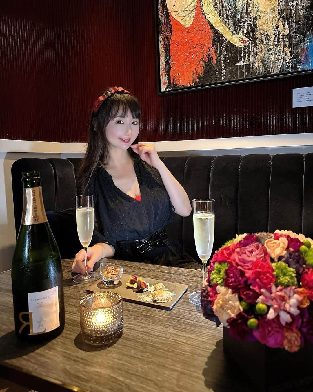 坂地久美さんのインスタグラム写真 - (坂地久美Instagram)「会員制のBAR🍸FACES麻布十番🍸  に、行きました❤️  入った瞬間、とってもお洒落でラグジュアリーな空間が素敵で、飾られている絵🖼️も高級感いっぱいのソファーも、まるで雑誌VOGUEの中のような世界でした🍷  フランスのゴージャスな場所の空間みたい💞  アルコールとスイーツをメインに“新しい酒場”のスタイルを提案されていて、パティシエのスイーツやバーテンダー、ソムリエそしてフロアスタッフの方など話しやすくてとっても楽しい空間でもありました🥰  ソムリエの方が出してくださったお酒は、ビックリするほど美味しかったです💓  パティシエのスイーツも🍓イチゴパフェはローズ🌹のゼリーが入っていたり、🍫ショコラの方は白ワインの味と合わさっていて、お酒に合う大人なスイーツでとっても美味し過ぎました🌹 夜に食べても罪悪感なく食べれてしまうので、またこのお酒とスイーツの組み合わせを味わいに通いたくなってます🎀  #FACES麻布十番 #会員制のBAR #麻布十番BAR #麻布十番スイーツ #パティシエスイーツ #ソムリエ #麻布十番デート #麻布十番女子会 #グルメ女子」4月10日 20時21分 - sakachikumi