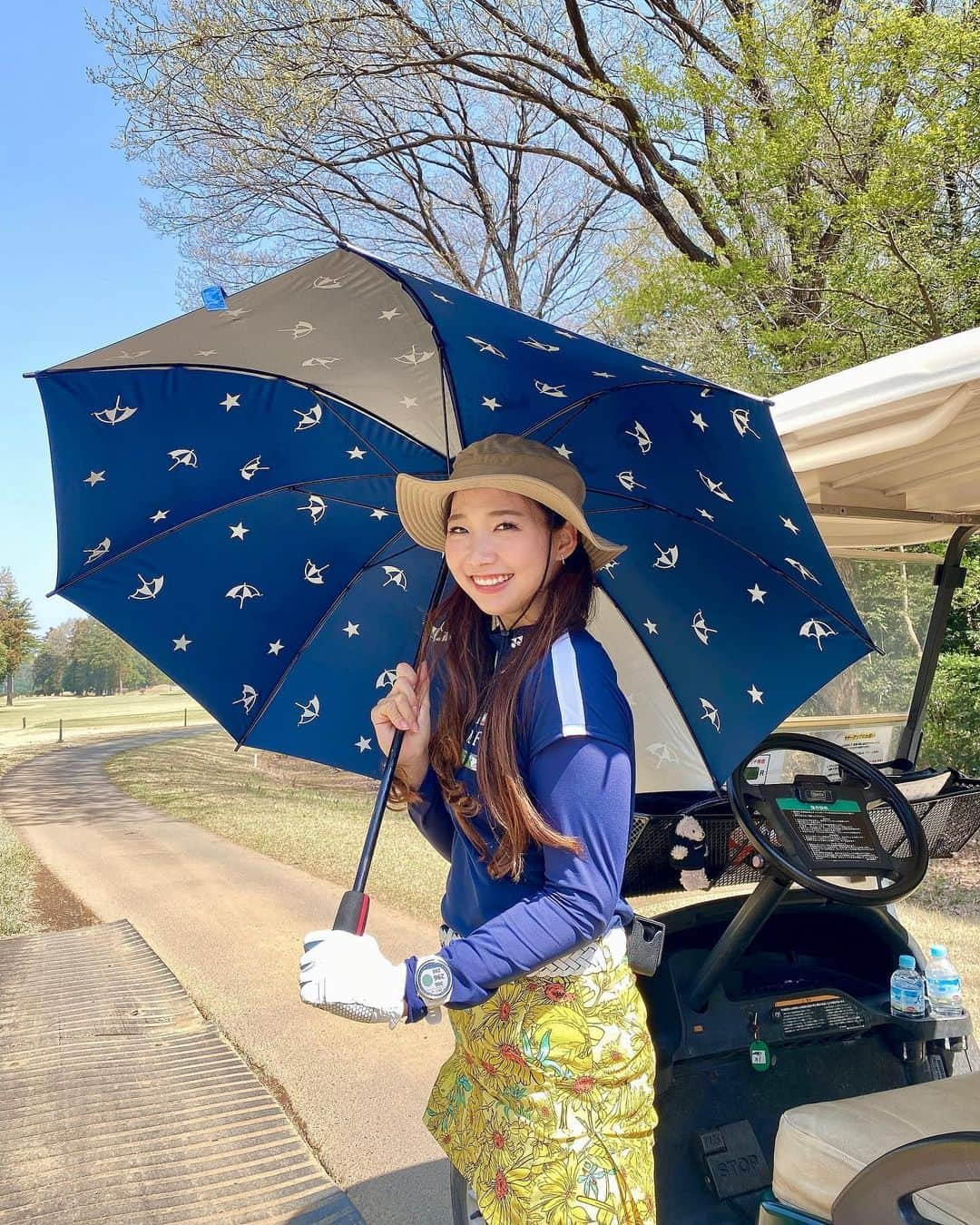 江原詩織さんのインスタグラム写真 - (江原詩織Instagram)「お疲れ様です☀︎  紫外線が強くなってきてからシミ取りをしてしまった最近は①日傘 ② フェイスカバー ③サングラスの3点セットは通勤時はもちろんゴルフでも欠かせないアイテムです🕶⛱♡  街中でお子様に👧「ままーあの人雨降ってないのに傘さしてるよーwww」って指さされても聞こえない振りです🙈  #アーノルドパーマー　 #ティーショット  #ポコちゃんズ #ゴルフ初心者 #ゴルフ部 #ゴルフ上手くなりたい #ゴルフ好きとつながりたい #golfswing #女子ゴルフ #ゴルフ女子 #ゴルフ男子 #ゴルファー #golfrange #golflife #golfer #golf #골프 #กอล์ฟ #高尔夫球 #golfstagram #instagolfclub」4月10日 20時16分 - shiori__golf