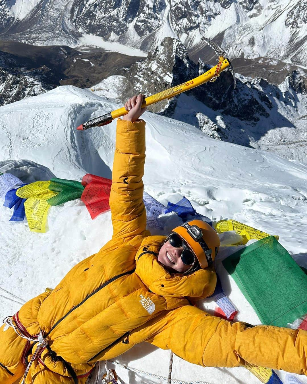 フリーダ・グスタフソンのインスタグラム：「i have dreamt about the mighty himalayan mountains for as long as i can remember - its peaks etched in my consciousness as a wild dream.  to finally see them up close has been a humbling and transformative experience that will stay with me always ❤️  thank you to my epic climbing partners @lottahintsa and @emmasvenssonphoto  so much love and respect   and last, but not least, thank you to the magical people of nepal for your immense generosity and spirit - you are incredible and i cannot wait to come back to your enchanted land.」