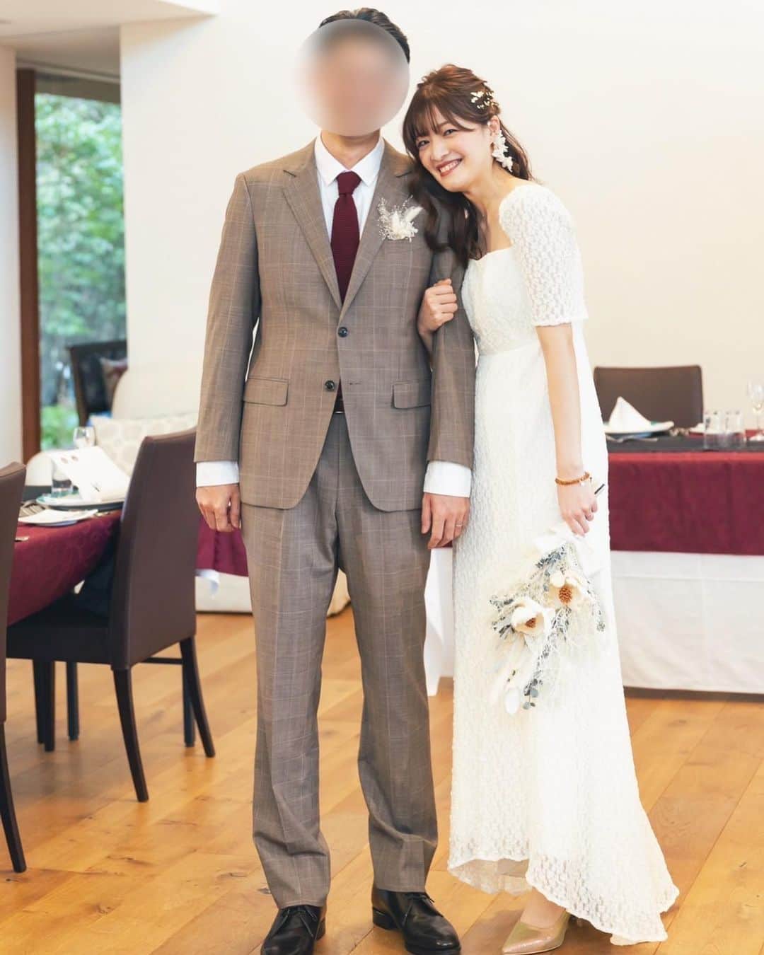 森田紗英さんのインスタグラム写真 - (森田紗英Instagram)「_ 遅くなりましたが、 先月の家族婚の写真です◎ _ 今回は一目惚れした @kaene_official のドレスを 着ました💍👰 シルエットが凄く良くて、 大胆にデコルテが出るのも、 腕の部分のデザインもパーフェクト！ ドンピシャで私の好みでした🥰 可愛いドレスのおかげで、 スタイル盛れました！最高！！笑 _ そして、撮影ははるちゃん！ ヘアはまがらっち！ いつもありがとう😭✨ 大好きなお二人にこんなに 綺麗にしてもらえて幸せでした😭🌸 _ _ _ #kaene #wedding #結婚式 #小淵沢 #ヴィラキーフォレスト #家族婚 #💍 #記念写真 #ありがとう #幸せになります」4月10日 20時16分 - moricoff
