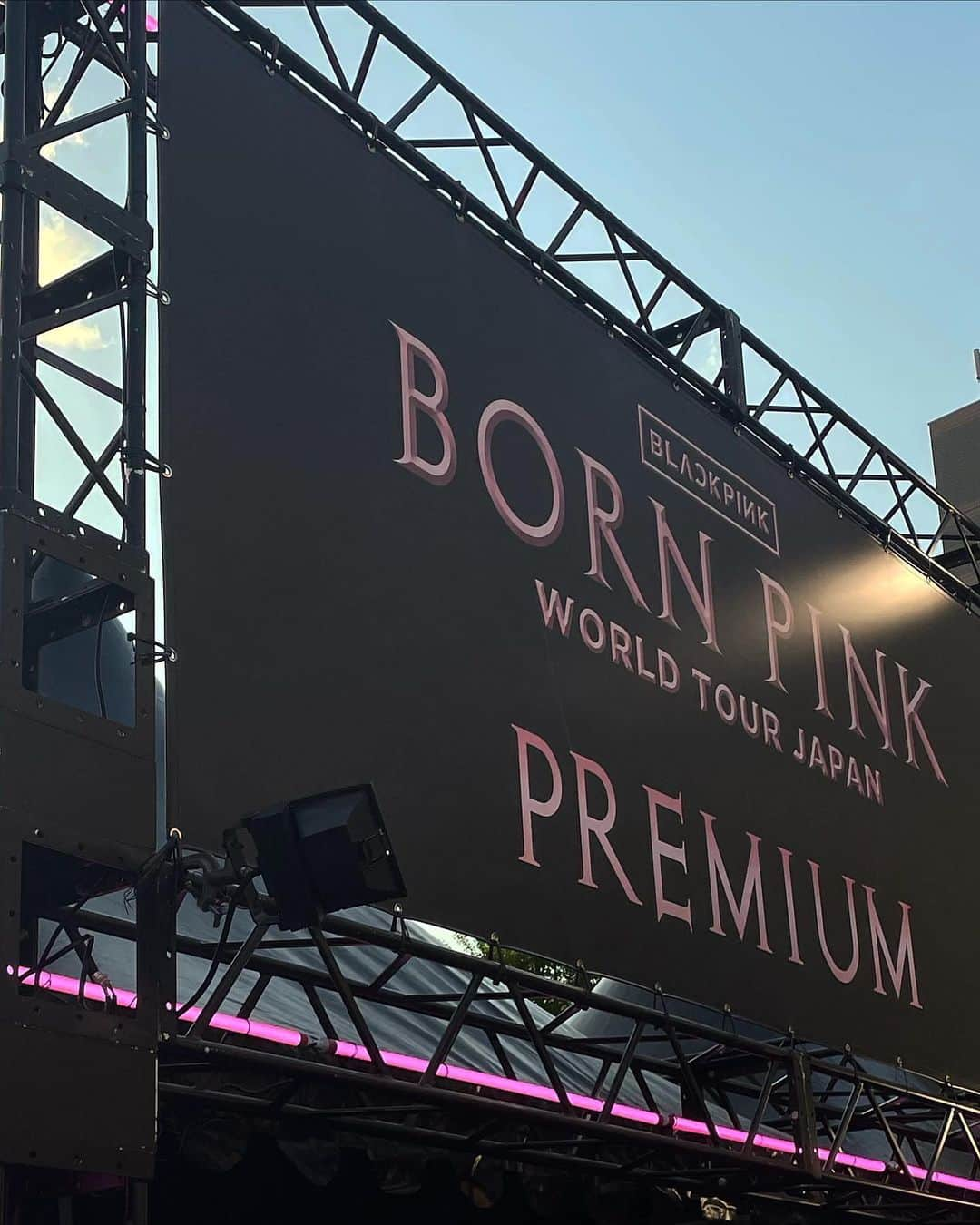 原涼香さんのインスタグラム写真 - (原涼香Instagram)「BLACKPINK WORLD TOUR " BORN PINK " 🖤🩷🖤🩷 DAY2 ~~ ㅤㅤㅤㅤㅤㅤㅤㅤㅤㅤㅤㅤㅤ ビジュも音も演出も衣装もヘアメイクも 完璧すぎて モチベしか上がらない、、=͟͟͞͞(๑•̀ㅁ•́ฅ ㅤㅤㅤㅤㅤㅤㅤㅤㅤㅤㅤㅤㅤ 夢のような２日間でした❤️ また明日からお仕事頑張ります🫶🏻✨ ㅤㅤㅤㅤㅤㅤㅤㅤㅤㅤㅤㅤㅤ ㅤㅤㅤㅤㅤㅤㅤㅤㅤㅤㅤㅤㅤ #blackpink  #bornpink  #bornpinkworldtour  ㅤㅤㅤㅤㅤㅤㅤㅤㅤㅤㅤㅤㅤ」4月10日 20時28分 - suzuka_hara