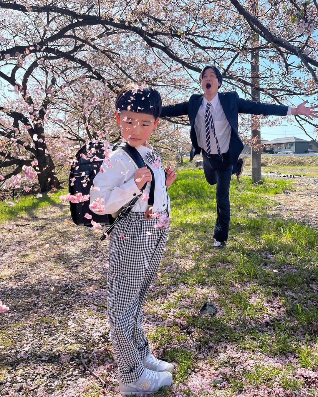 山脇充さんのインスタグラム写真 - (山脇充Instagram)「長男、春の入学式㊗️ 春が小学1年生になりました‼️  ランドセルと桜でパシャリが、、、  見事、桜散りまくり🌸  桜の絨毯から少々拝借🤲  よって、父は、花咲か爺さんになりました🌸  最後は我が家恒例タカイタカイ🙌  #youtube #やまわきくん家 #入学式 #新入生 #新1年生 #おめでとう」4月10日 20時29分 - ninninyamayama