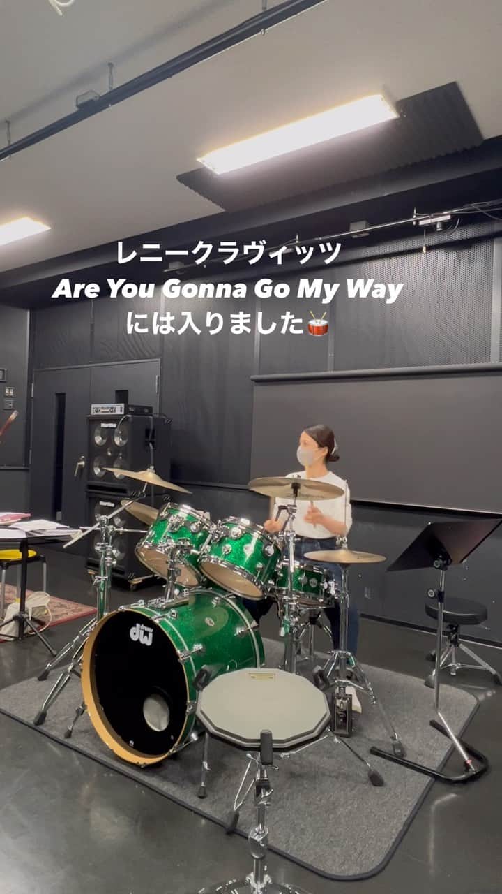 井川絵美のインスタグラム：「2ヶ月ぶりのドラムレッスン🥁 今日から新しい曲には入りました！ レニークラヴィッツのAre You Gonna Go My Way🎸 目標は殻を破って🥚全身で思い切り叩くこと！ 先生が、練習のためフィルインを毎回変えてみましょう！と。アドリブで叩けるようになるくらいがんばるぞー🤍 #ドラム初心者 #叩いてみた動画」