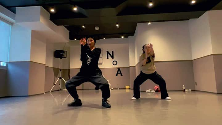 HARUKA MUTOのインスタグラム：「No Diggity🤟🏽 my class at @noadance_ebisu   Choreography by @haruka_muto 🙋‍♀️ Dance wiz  @hiyori915drawer 🧚🏼‍♀️  京都の皆んなが遊びに来てくれて、久々にヒヨリと踊った🌠 HARUKA crewで出会った時はわずか13歳とか。  出会った頃から上手だったけど、本当毎回会う度進化してて思わず笑顔になってしまう👻  シンプルを丁寧にカッコよく。激渋大好きなno diggityで踊れて楽しかったぁ〜  受けてくれた皆ありがとう🙏💜  また今週からnewなのしていきます！ そして今週日曜日4/16はPrivate Classです💋  まだ2,3名可能です★ DM下さい💌  #harukamuto #choreographer #dancer #noadanceacademy  #610choreo  #nodiggity #blackstreet」