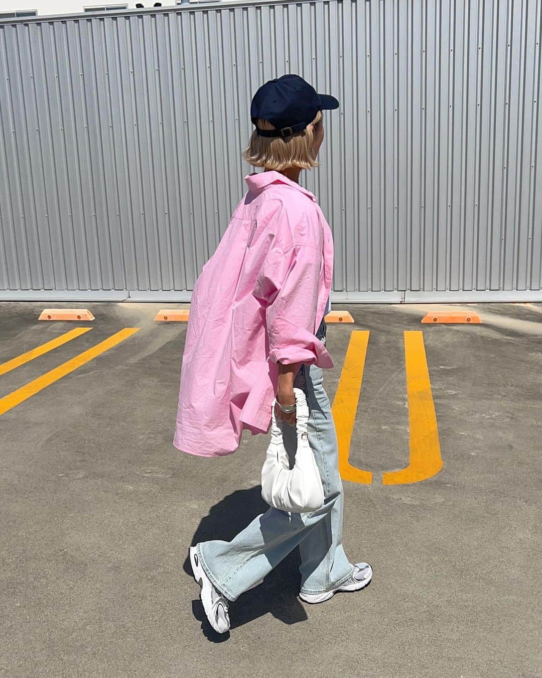 annaのインスタグラム：「.  シャツ×デニム可愛い🫶🫶 zozoクーポンで安くgetしたシャツ🤝 やっぱりピンクばっかり着ちゃうなぁ🙋🏽‍♀️💕  shirt ⋆ @andme_official  tops ⋆ @ungrid_official  pants ⋆ @hm  bag ⋆ @ladiesfashion.kandk  shoes ⋆ @newbalance   #春コーデ#ピンクシャツ#シャツ#シャツコーデ#キャップコーデ#デニムコーデ#デニム#カジュアル#カジュアルコーデ#158cm#骨格ナチュラル#きょこ#プチプラ#プチプラコーデ#海外ファッション#海外コーデ#海外風コーデ」