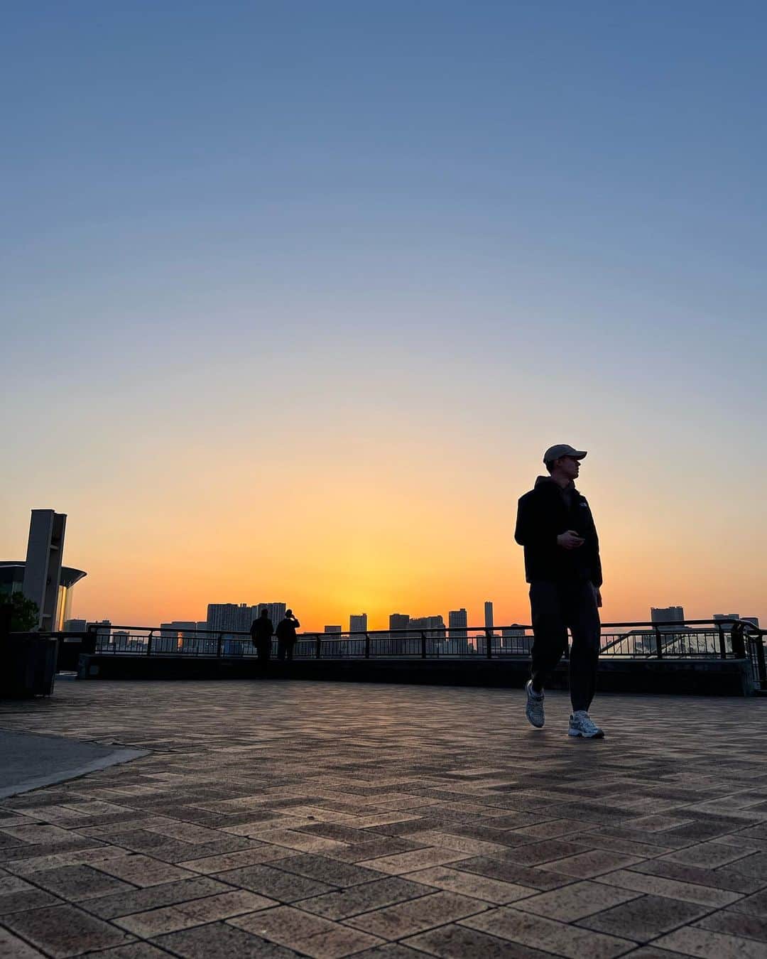 エヴァン・ベイツのインスタグラム：「🌇 Sunset in Tokyo 🌇」