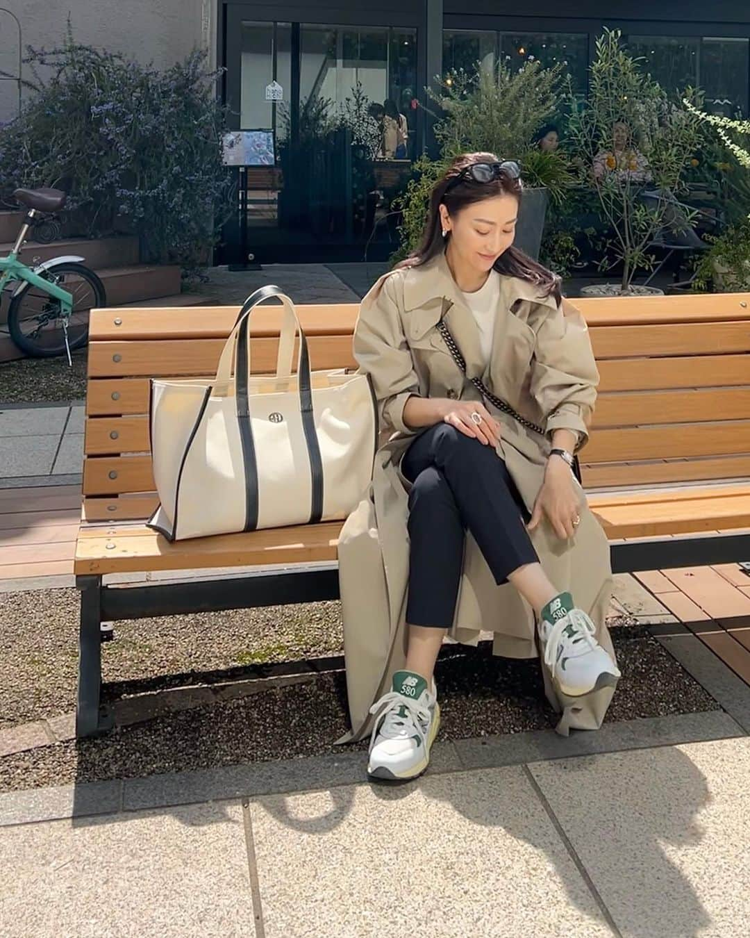 金子麻貴さんのインスタグラム写真 - (金子麻貴Instagram)「グリーンのNBお気に入り💚👟 春はスニーカー率高めです。  そしてそしてお待たせしました！  キャンバストートついにオンラインでも登場します！4/12(水)20時スタートです。  内側はラミネート加工されているのでピクニックや運動会、マザーズバッグ、ゴルフやトレーニングの時などなど色々なシーンで使えます😄🙌🏻  シンプルなデザインなので我が家は主人と兼用で使ってます💕  #fashion#regleam#newbalance#NB#リグリーム#キャンバストート#キャンバストートバッグ#トートバッグ#スニーカー#スニーカーコーデ#ママコーデ#カジュアルコーデ」4月10日 20時24分 - mtmmaki