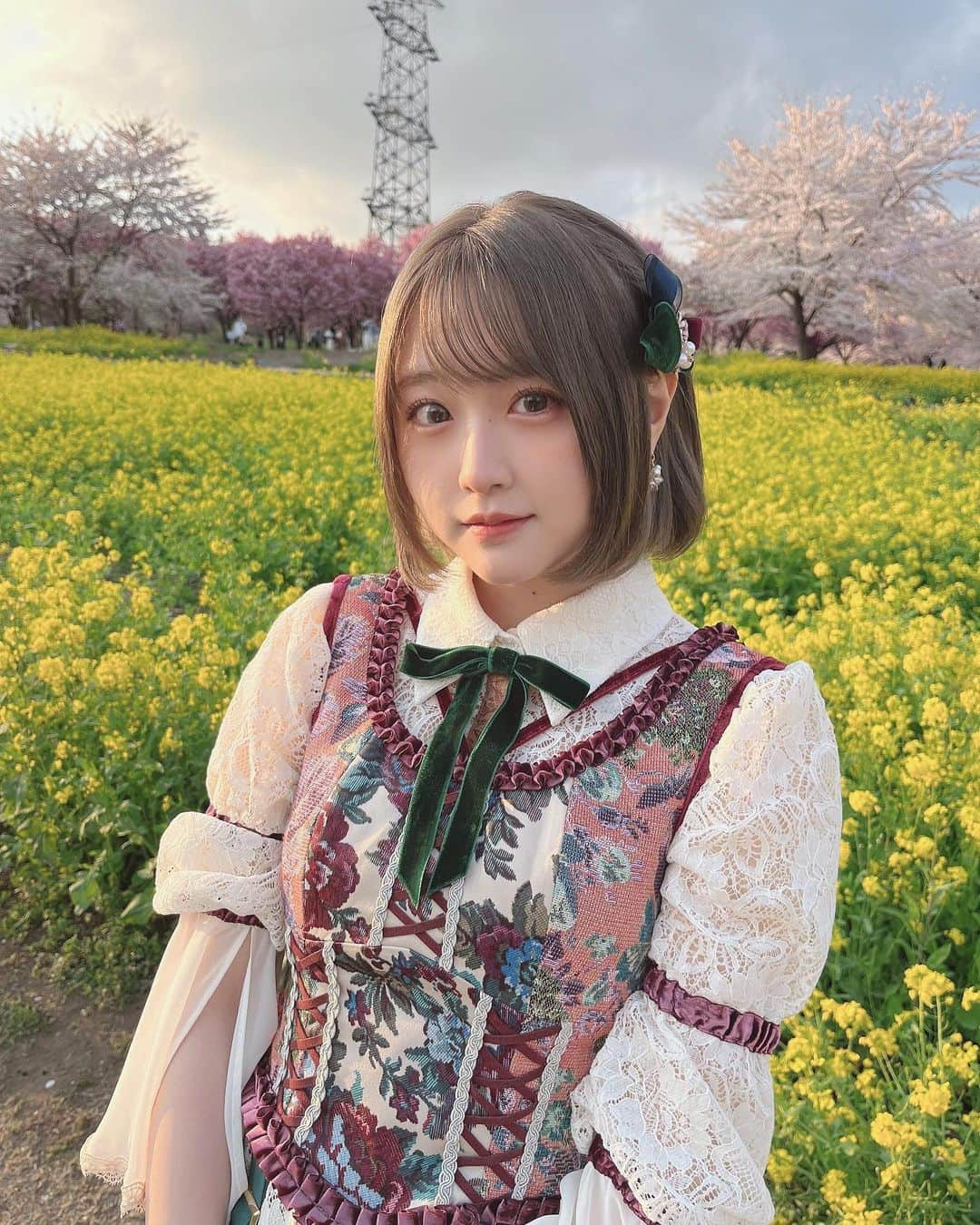 市村愛里のインスタグラム：「菜の花と桜とわたしです‪‪☺︎‬ 髪色も少し変わってきた…？😌 CDTV緊張したけど楽しかったなあ ・ ・  #cdtv  #cdtvライブライブ  #cdtv30周年sp」