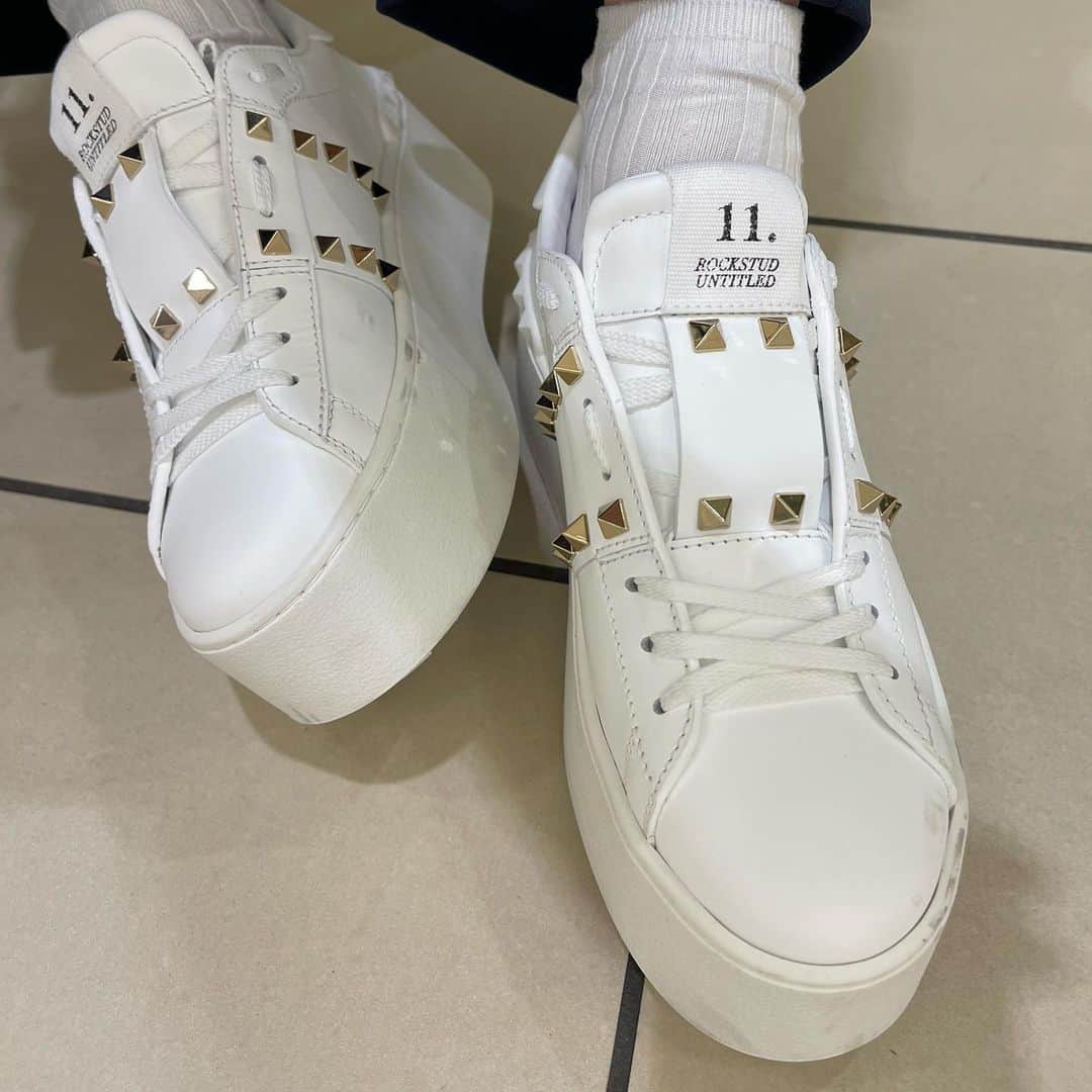 木村安梨沙のインスタグラム：「今日おろしたてやのにさっそく汚れた✌️ ずっとお気に入りで履き潰した スニーカーの厚底バージョン❤️✨」