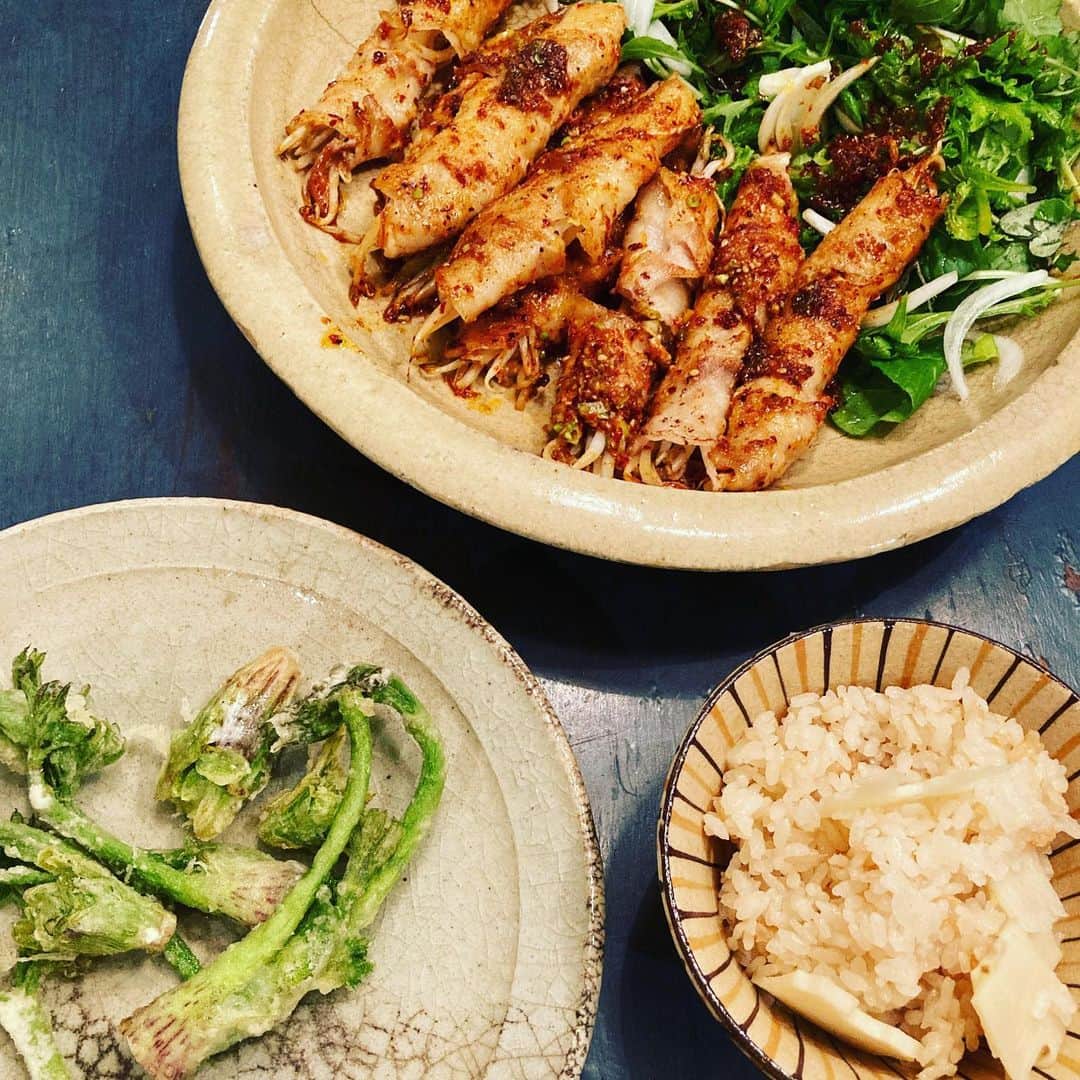 井上荒野のインスタグラム：「コウケンテツさんのもやしを巻いた焼き肉、ウドと蕗のとう天ぷら、筍ごはん。春はいいねー」