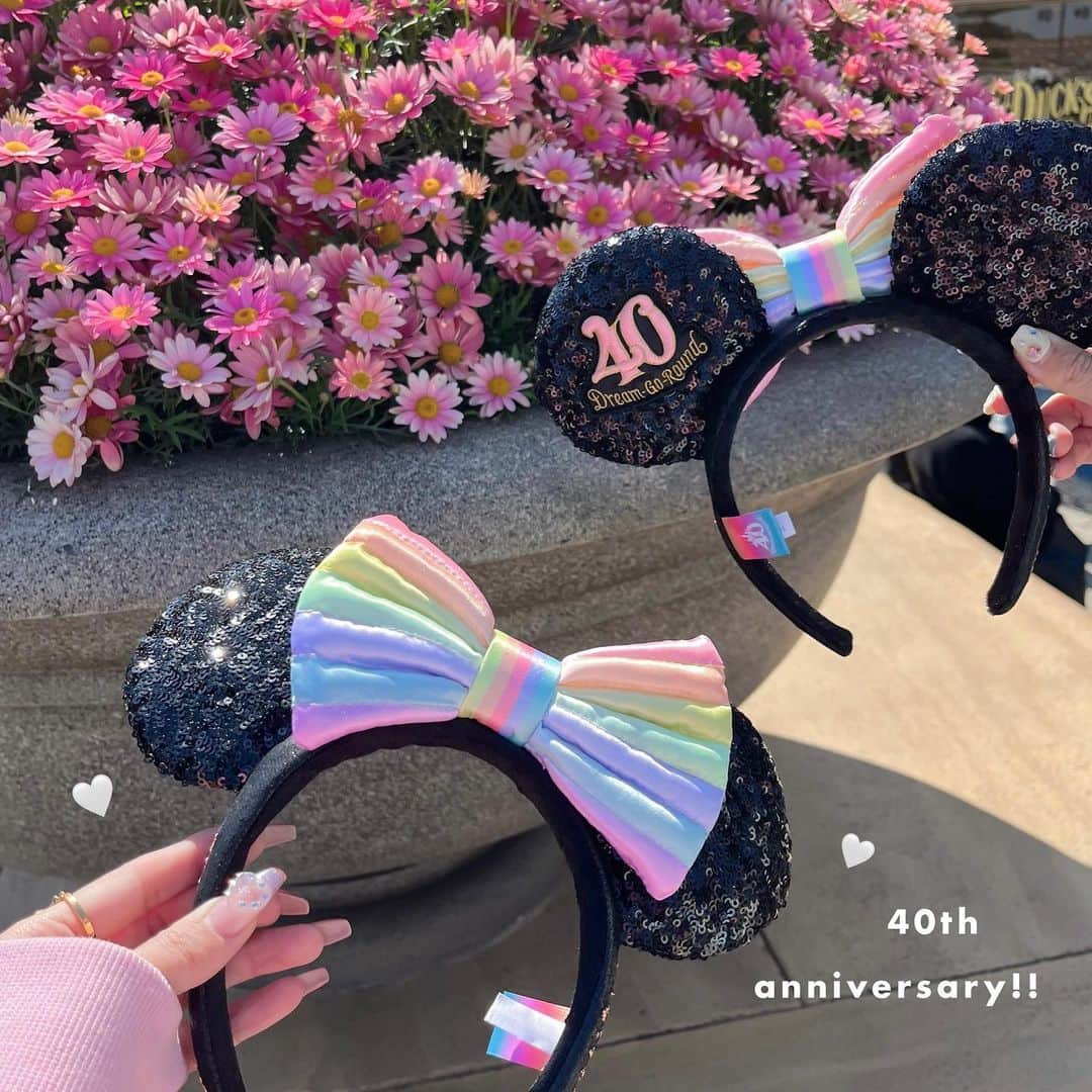 ayaのインスタグラム：「40𝘵𝘩 𝘢𝘯𝘯𝘪𝘷𝘦𝘳𝘴𝘢𝘳𝘺🌷🍨🩰  東京ディズニーリゾート 40周年記念のカチューシャ🫶🏻  キラキラ×カラフルで 後ろもサイドも刺繍が入ってて 豪華🚢( ˆˆ )❕  #disneysea #tokyodisneysea  #disneybound #disneycode #tokyodisneyresort #tokyodisneyresort40thanniversary #ディズニーシー #ディズニーバウンド #ディズニーコーデ #シミラールックディズニー  #東京ディズニーリゾート #お揃いディズニー #夢の国 #夢が叶う場所 #夢がかなう場所 #ディズニーグッズ #ファンキャップ #ディズニー40周年 #40周年 #dreamgoround #ドリームゴーラウンド #スパンコールカチューシャ #amiparis #maisonmargiela #snidel #アミパリス #メゾンマルジェラ #マルジェラ #5ac #スナイデル」