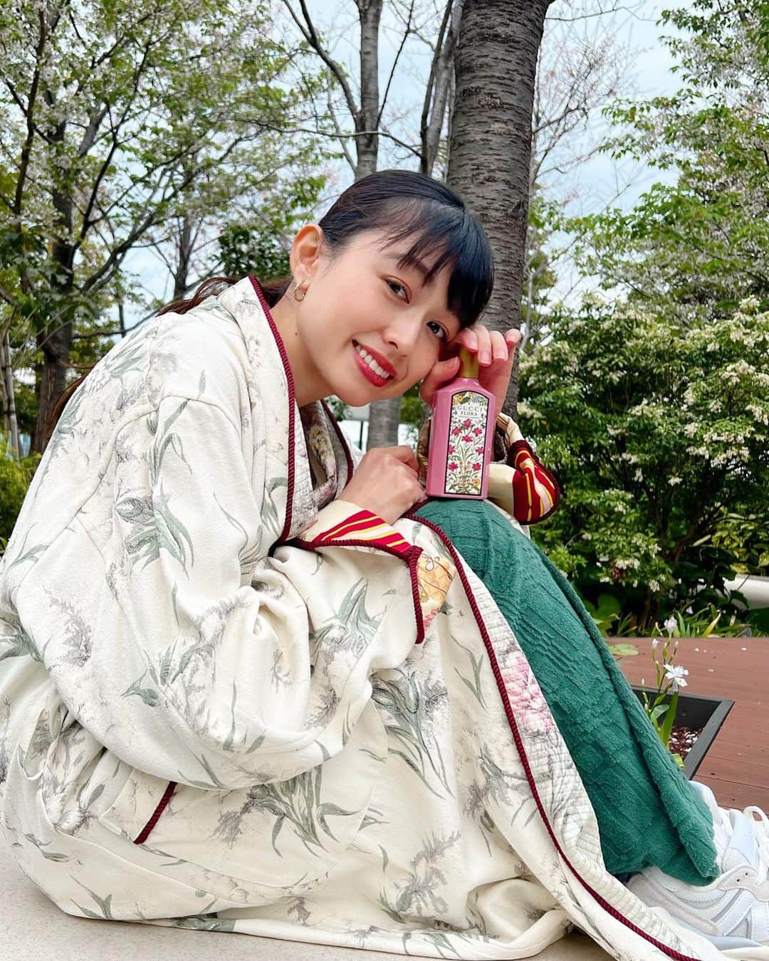 木野園子のインスタグラム：「お花も香りも大好きなので、気になっていたGucciのグッチ フローラ ゴージャス ガーデニア オードパルファム✨  神秘的な力を持つホワイトガーデニアが中心の甘く華やかな香り。  甘い香りですが、品があって癒されます。  可愛いボトルにもうっとりしながら。  私はお出掛け前にさっとひと吹き、幸せな気分にしてくれます。  @latelierdesparfums_jp @guccibeauty  #Guccibeauty #FLORAFANTASY #グッチフローラゴージャスガーデニア #ラトリエデパルファム #ガーデニアの香り」