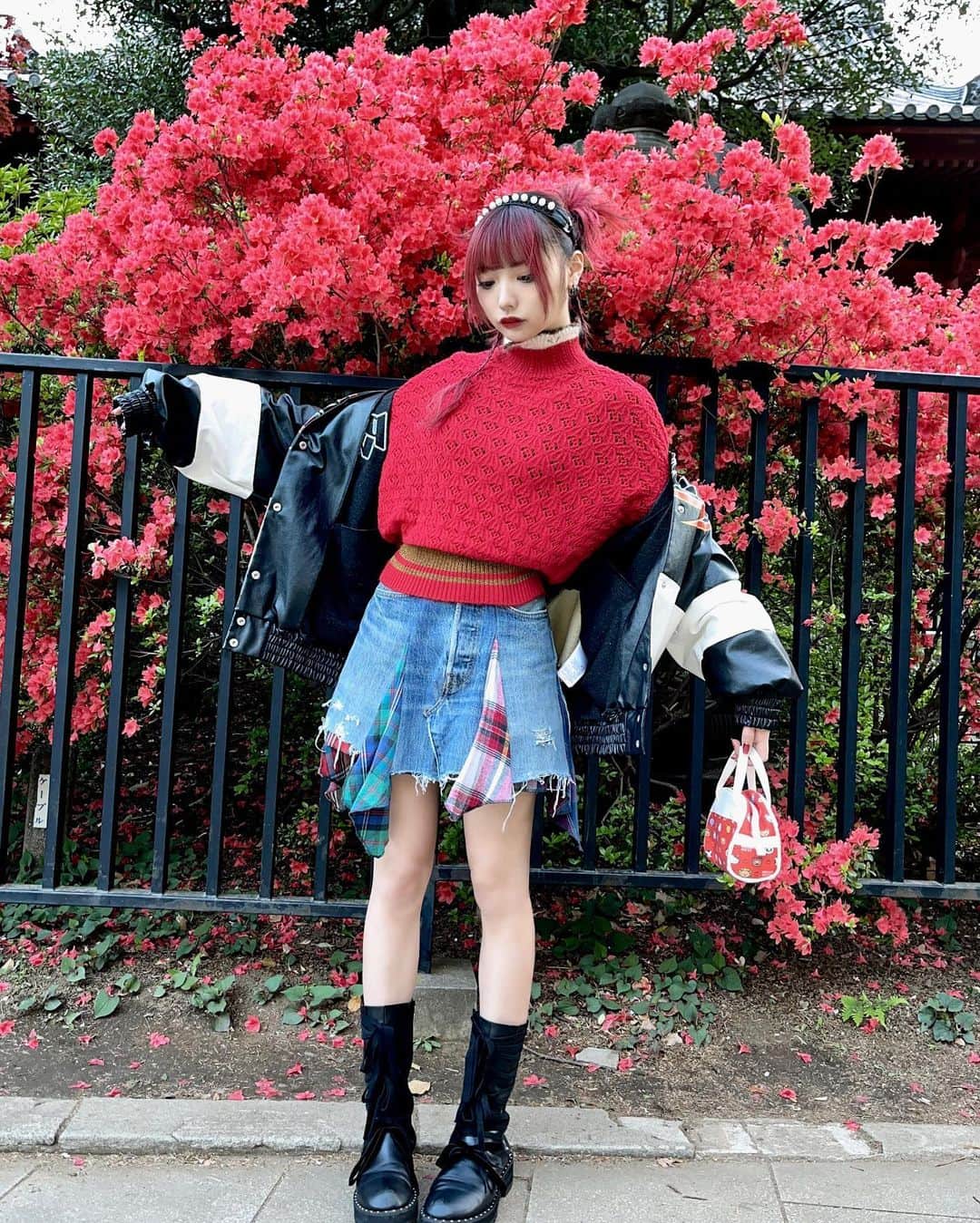 のインスタグラム：「あたらしいスカートと靖子さんのおさがりでお気に入りのニット」