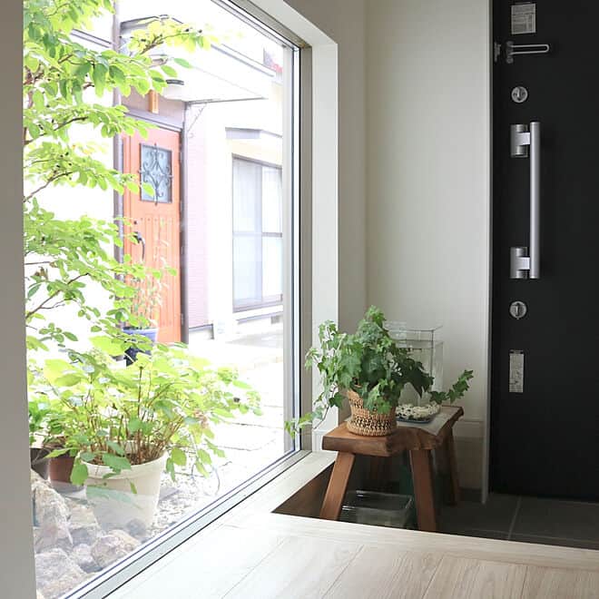 RoomClipJPさんのインスタグラム写真 - (RoomClipJPInstagram)「『縦長リビングの家』キッチンからリビングへの見通しが良いmiyukiさんのお家。直線上に家具等が配置されるため、すっきりとした空間になりますね。  Photo:miyuki(RoomNo.miyuki)▶︎この部屋のインテリアはRoomClipのアプリからご覧いただけます。アプリはプロフィール欄から⁣  #roomclip #ルームクリップ #戸建て #一戸建て #マイホーム計画中の人と繋がりたい #こだわりの家 #おうちづくり #カフェ風 #カウンター #カフェスタイル #自然素材 #住まい #カフェ風インテリア #ペンダントライト #ホワイトインテリア #テレビボード #シンプルな家 #縦長リビング #玄関 #玄関ホール #カウンターキッチン #家事動線 #生活動線 #玄関インテリア #テーブル #壁掛け #戸建て住宅 #モダン #タイル #雑貨好き」4月10日 20時30分 - roomclipjp