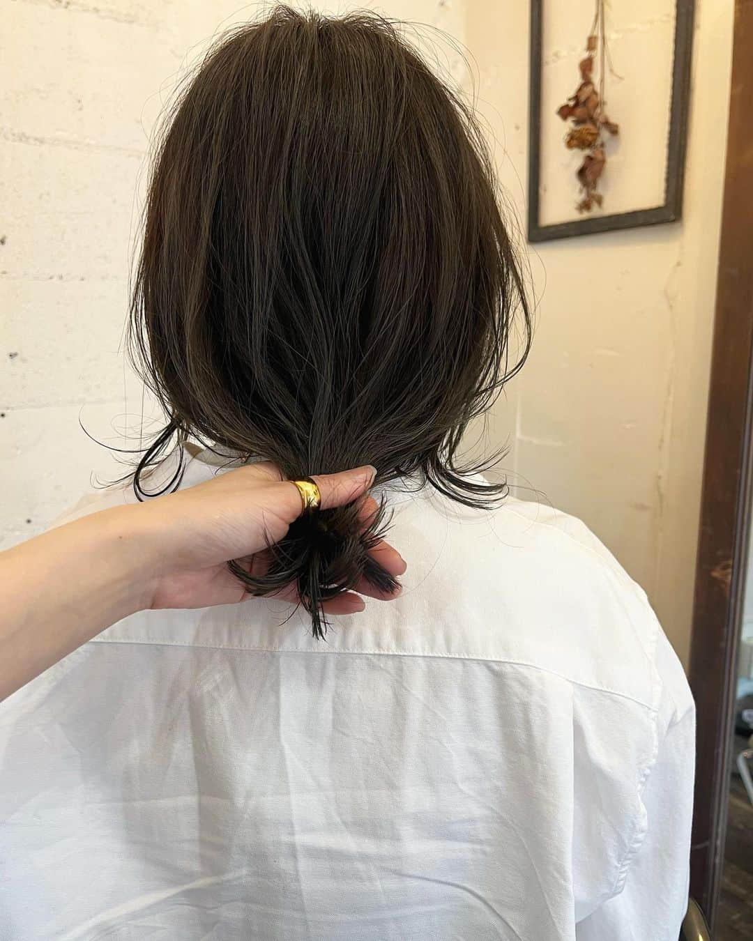 YU-U（工藤由布）のインスタグラム：「かずねちゃんcut&color✂︎ 前回のハイライトをいかして重軽ロブ✂︎ ちょっと🤏🏻カーキっぽく🤗 ラジオの話📻楽しかった〜🤭 旦那さんにもよろしくね👋🏻 ・・・ #uアレンジ #Aperoヘア #uコテ巻き #ハイライト #重軽ロブ」