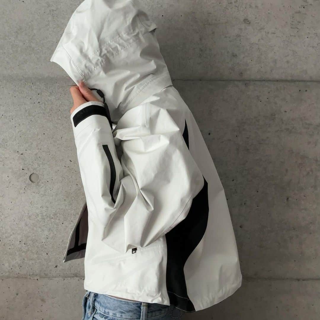 岸本佳子さんのインスタグラム写真 - (岸本佳子Instagram)「My new wardrobe   Theory Project By Lucas Ossendrijver ルカ・オッセンドライバーが手がける セオリーのカプセルコレクション🇺🇸  このJKがめちゃくちゃかっこいい！ クロップド丈ってのが気分です。 腹筋割れてたらもっとカッコよく着れるから 今から頑張ります💪🏻  #TheoryProject #LucasOssendrijver #theory #fashion #lifestyle #qol #tokyo」4月10日 20時32分 - yoshico_kishimoto