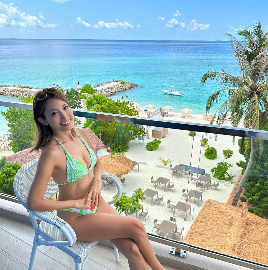 市原彩花さんのインスタグラム写真 - (市原彩花Instagram)「Maafushi island, Maldives💙 You can stay at “Kaani Palm Beach Hotel” from 150 USD with the ocean view! Maafushi is a local island🇲🇻  モルディブのローカルアイランド、マーフシ島🏝 3ヶ月前に来てハマっちゃってまた来た😆✌️ リゾート島と違って安く楽しめる島💙 このホテルもオーシャンビューの部屋が一泊一部屋2万前後くらいで泊まれるの😍 屋上にインフィニティプールもあるよ🏊‍♂️  島の雰囲気や施設はリゾート島には敵わないけど、ローカル感がまたいい☺️ マーフシで安くマリンアクティビティを楽しんだ後、リゾート島でゆっくりするのがオススメ〜😘  #kaanipalmbeach#kaanihotels#モルディブ#Maldives#マーフシ#マーフシ島#maldivesislands#maafushi#beach#水着#ビキニ#bikini#swimsuit#bajurenang#japanesegirl#bikinigirl#bikinimodel#海外旅行#海外移住#モルディブ旅行#モルディブ観光#maldivestrip#maldiveslovers#maldivestravel#oceanview#resorthotel#resort#リゾートホテル #あーちゃんモルディブ」4月10日 20時34分 - ayaka_ichihara