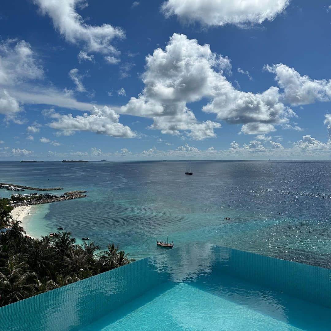 市原彩花さんのインスタグラム写真 - (市原彩花Instagram)「Maafushi island, Maldives💙 You can stay at “Kaani Palm Beach Hotel” from 150 USD with the ocean view! Maafushi is a local island🇲🇻  モルディブのローカルアイランド、マーフシ島🏝 3ヶ月前に来てハマっちゃってまた来た😆✌️ リゾート島と違って安く楽しめる島💙 このホテルもオーシャンビューの部屋が一泊一部屋2万前後くらいで泊まれるの😍 屋上にインフィニティプールもあるよ🏊‍♂️  島の雰囲気や施設はリゾート島には敵わないけど、ローカル感がまたいい☺️ マーフシで安くマリンアクティビティを楽しんだ後、リゾート島でゆっくりするのがオススメ〜😘  #kaanipalmbeach#kaanihotels#モルディブ#Maldives#マーフシ#マーフシ島#maldivesislands#maafushi#beach#水着#ビキニ#bikini#swimsuit#bajurenang#japanesegirl#bikinigirl#bikinimodel#海外旅行#海外移住#モルディブ旅行#モルディブ観光#maldivestrip#maldiveslovers#maldivestravel#oceanview#resorthotel#resort#リゾートホテル #あーちゃんモルディブ」4月10日 20時34分 - ayaka_ichihara