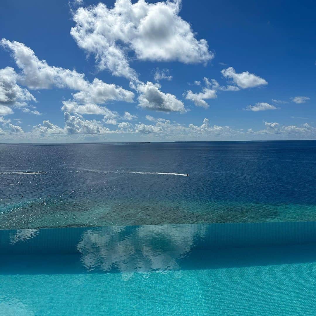 市原彩花さんのインスタグラム写真 - (市原彩花Instagram)「Maafushi island, Maldives💙 You can stay at “Kaani Palm Beach Hotel” from 150 USD with the ocean view! Maafushi is a local island🇲🇻  モルディブのローカルアイランド、マーフシ島🏝 3ヶ月前に来てハマっちゃってまた来た😆✌️ リゾート島と違って安く楽しめる島💙 このホテルもオーシャンビューの部屋が一泊一部屋2万前後くらいで泊まれるの😍 屋上にインフィニティプールもあるよ🏊‍♂️  島の雰囲気や施設はリゾート島には敵わないけど、ローカル感がまたいい☺️ マーフシで安くマリンアクティビティを楽しんだ後、リゾート島でゆっくりするのがオススメ〜😘  #kaanipalmbeach#kaanihotels#モルディブ#Maldives#マーフシ#マーフシ島#maldivesislands#maafushi#beach#水着#ビキニ#bikini#swimsuit#bajurenang#japanesegirl#bikinigirl#bikinimodel#海外旅行#海外移住#モルディブ旅行#モルディブ観光#maldivestrip#maldiveslovers#maldivestravel#oceanview#resorthotel#resort#リゾートホテル #あーちゃんモルディブ」4月10日 20時34分 - ayaka_ichihara