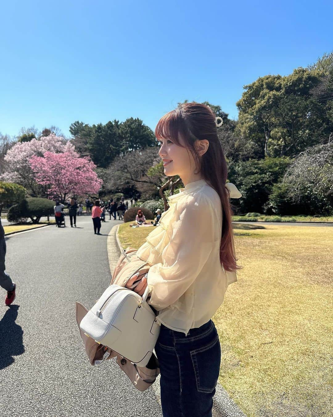 萩田帆風のインスタグラム：「. もっと桜楽しみたかった〜」