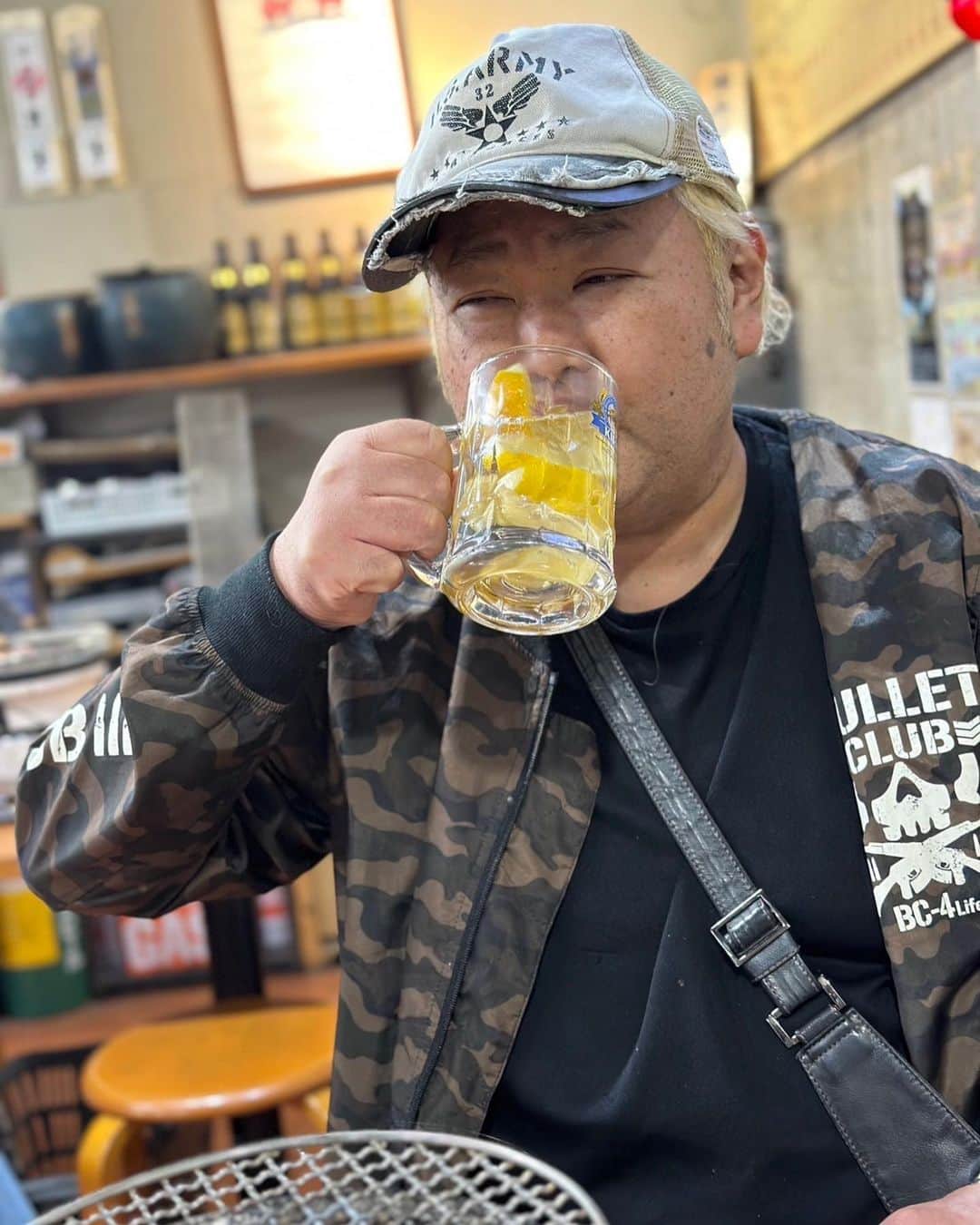 のインスタグラム：「二郎会アメリカ支部の菊タロー選手(現在小岩在住)が両国 はせ川で退院祝いをしてくれました。 菊さんがアメリカから一時帰国した時に案内して以来菊さんも気に入ってくれている店。 映画『まむしの兄弟』でシャバに出てすぐホルモン焼きを食べるシーンを思い出しました。  #ホルモン焼き」