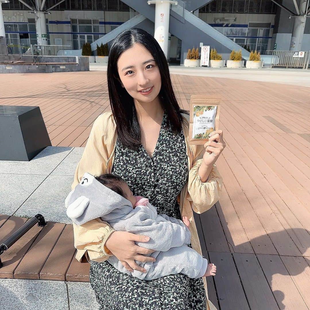 井口眞緒のインスタグラム：「葉酸サプリは妊娠に気付いてから今も毎日欠かさず摂っています☘️  妊娠に気付いてからは最大限赤ちゃんにいいことをしたいと思い、 妊娠中はたくさん葉酸を摂る必要があると知り、 毎日の食事でも葉酸が入った食品はたくさん食べて 葉酸サプリでも補いました👶  産まれてからも、完全母乳で育てているので母乳の栄養を考えた食生活と葉酸サプリは必ず毎日摂っています！　 @mimosa_pharmaさんのやさしい葉酸は、17種類の無添加で、主要２原料はオーガニック原料を使っているので安心して飲めます♡  そして、やさしい葉酸は天然葉酸を使っているだけでなく、授乳中に必要な鉄分もフェリチン鉄がしっかり入っているので授乳中にもピッタリです🤱🏻  遠くない未来に2人目も考えているので、授乳期が終わっても飲み続けていくつもりです✨  #pr #やさしい葉酸 #女の子ママ #新米ママ」