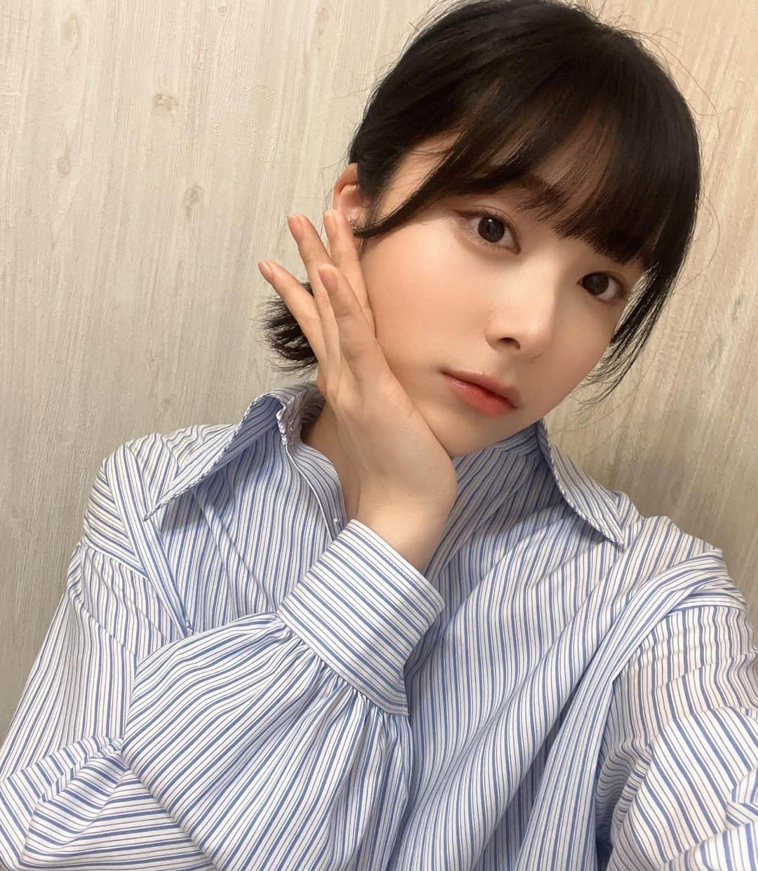 栗田桃花のインスタグラム：「風が強い日が続いてますね🍃 私の前髪はこの風には耐えられません(>_<。) そして最近くしゃみを連発したり、出そうで引っ込んでしまったり、すごく鼻がムズムズするんです…。ちょっと目も痒いし。これは花粉症では…？と思いはじめています🤧が、まだ認めたくない︎^_^  #SELFIE #花粉症 ？」
