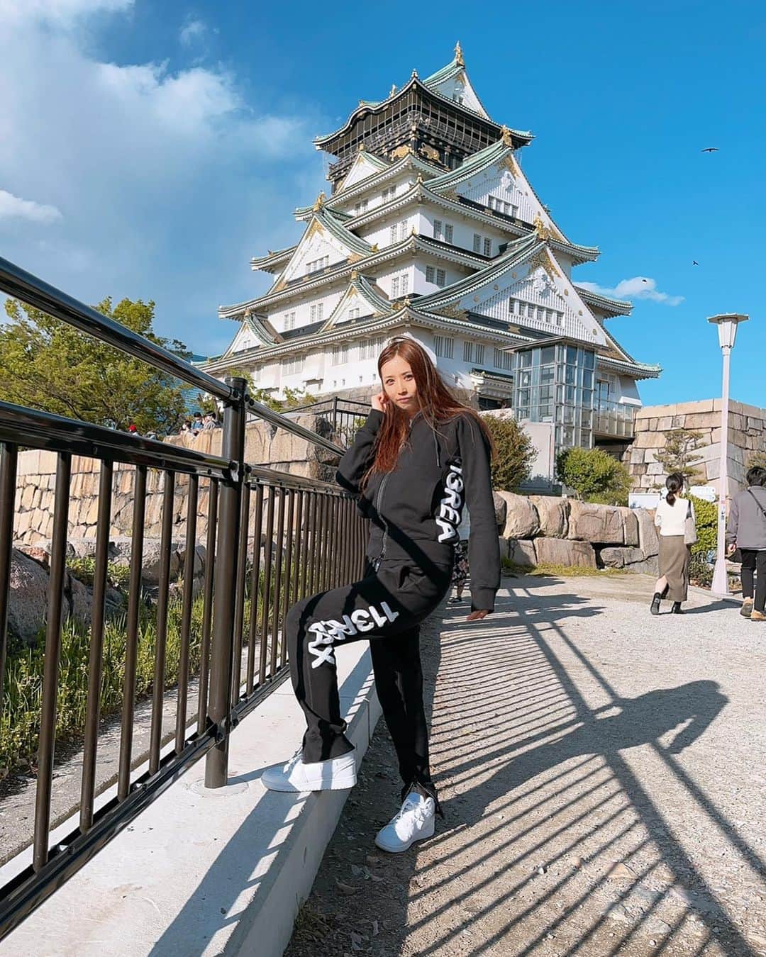橘楓さんのインスタグラム写真 - (橘楓Instagram)「🏯🐱🍁  大阪城。城も公園も好っきやねんー。  歴史的建造物すっきやねんー。  小さい頃、万博記念公園(太陽の塔)付近住んでた  お日様の下をお出かけ自然散歩すき𖡼.𖤣𖥧𖡼.𖤣𖥧  今の生活、今の自分に満足して、幸せに暮らしましょう( •̀ᴗ•́ )  . . . #大阪城#歴史的建造物#だいすき#関西#帰省#自然#散歩#大阪#京都#奈良#姫路#旅#桜#お花見#インスタ映え#映えスポット#ギャルしか勝たん#ootd#osaka#travel #trip#photogram #asiagirl#japanesegirl#🌸」4月10日 20時36分 - tachibana.kaede