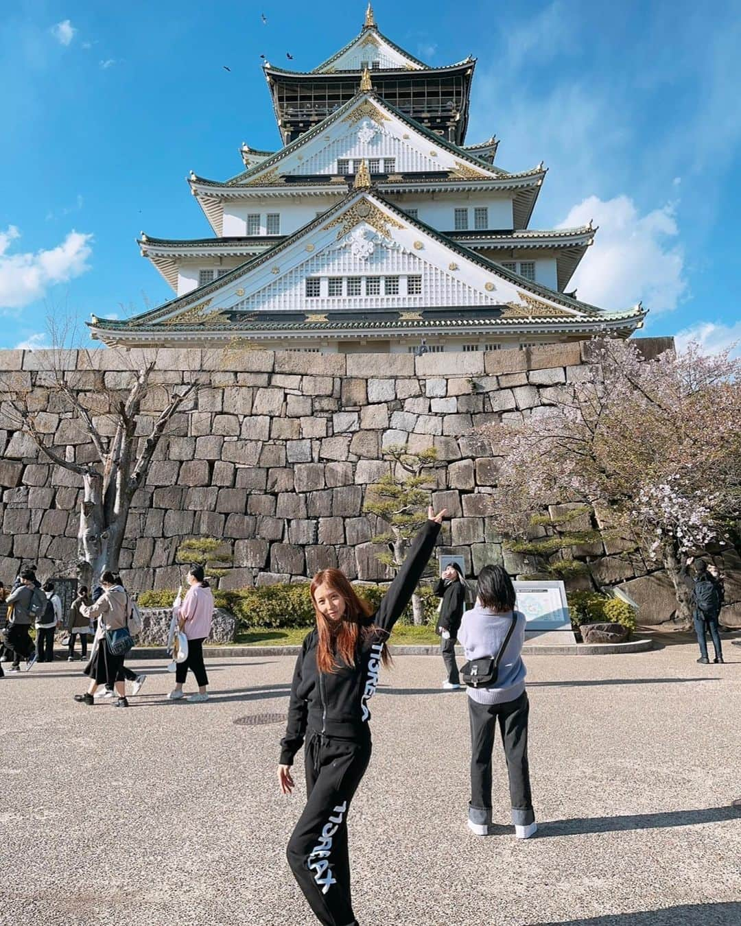 橘楓のインスタグラム：「🏯🐱🍁  大阪城。城も公園も好っきやねんー。  歴史的建造物すっきやねんー。  小さい頃、万博記念公園(太陽の塔)付近住んでた  お日様の下をお出かけ自然散歩すき𖡼.𖤣𖥧𖡼.𖤣𖥧  今の生活、今の自分に満足して、幸せに暮らしましょう( •̀ᴗ•́ )  . . . #大阪城#歴史的建造物#だいすき#関西#帰省#自然#散歩#大阪#京都#奈良#姫路#旅#桜#お花見#インスタ映え#映えスポット#ギャルしか勝たん#ootd#osaka#travel #trip#photogram #asiagirl#japanesegirl#🌸」