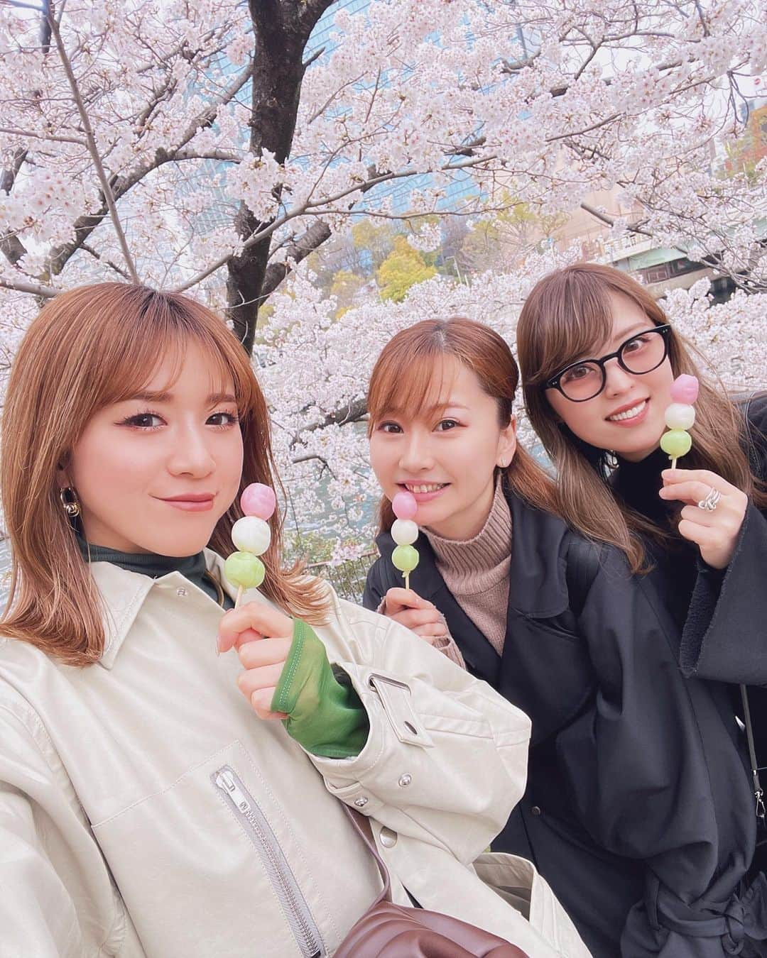 咲月美優のインスタグラム：「☽ . 花も団子も楽しみたい🌸🍡 . 団子にいたっては、2回楽しみました😋 コンビニにずらりと並ぶ3色団子に ついつい手が伸びる… . . @ma__716__  @loveeat_chinatsu  愛する2人が大阪来てくれた😚💕 たこ焼きはマストです🐙 . . . #桜 #お花見 #お花見スポット #大阪城公園 #大阪 .」