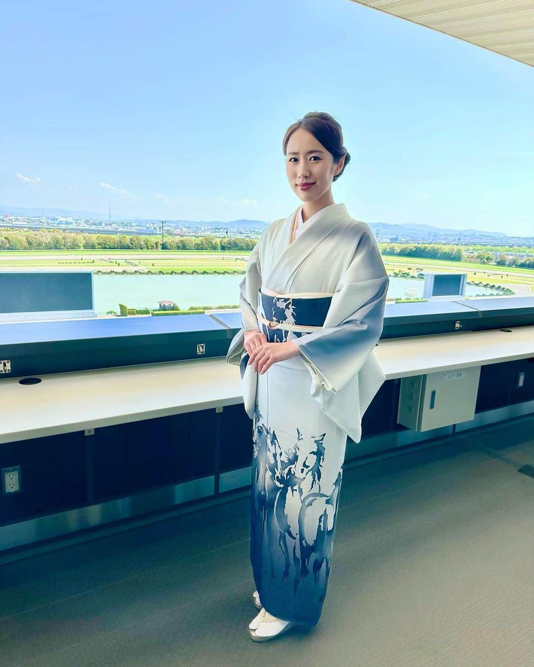 守永真彩のインスタグラム：「. . 本日は。 グランドオープンする京都競馬場にて 中野雷太アナと竣工式典の司会を担当させていただきました。  新しく完成した京都競馬場は繊細で美しく...間違いなく世界に誇れる素晴らしい競馬場でした。 早くこの競馬場で大歓声が聴きたいです。  無事に竣工式を迎えられたことを 天も喜んでいるかのように晴天となり、競馬場を輝かせておりました。  このような素晴らしい会に司会としてこの場に立たせて頂いたこと、大変光栄に存じます。 お仕事頑張ってきてよかったなと、、ご褒美のようなひとときでした。  晴れの日に着させて頂いたお着物は いわきやさんから提供していただいた 京都の友禅作家、津室　伸吾氏の作品「群馬」です。  着物の染めの技法は、臈纈染めのひとつとのこと。  繊細かつダイナミックで、とてもエネルギーを感じるお着物でした。 素晴らしい作品ですので、またお着物のお写真を載せられたらと思います。  まずは、無事に竣工式が終えられてホッとしました。  京都競馬場のグランドオープン、お楽しみに✨  #京都競馬場 #グランドオープン #センテニアルパーク #お着物　#着物　#司会　#kimono  @iwakiya_1897」