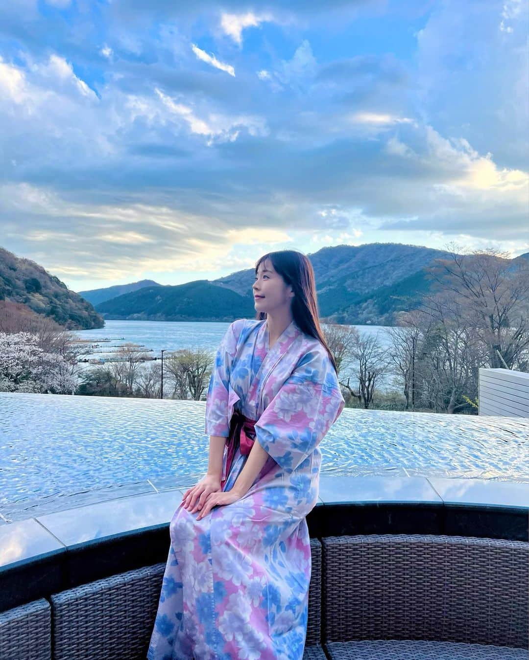 川村那月さんのインスタグラム写真 - (川村那月Instagram)「女3人で箱根旅してきました🚃💗  もう8年位の仲で、気も使わず喋りすぎて笑いすぎて、最終的に喉が撃沈しました🙋‍♂️笑  （浴衣の動画の声が素すぎてオモロイです。）  ホテル、神社、景色もとても素敵で、最高のエネルギーチャージ旅になりました♡  やっぱり箱根はいいね〜！ 皆さんもお休み時は是非☺️✨  #箱根 #女子旅 #温泉 #japan #hakone #チャージ旅✨」4月10日 20時46分 - kawamura_natsuki317