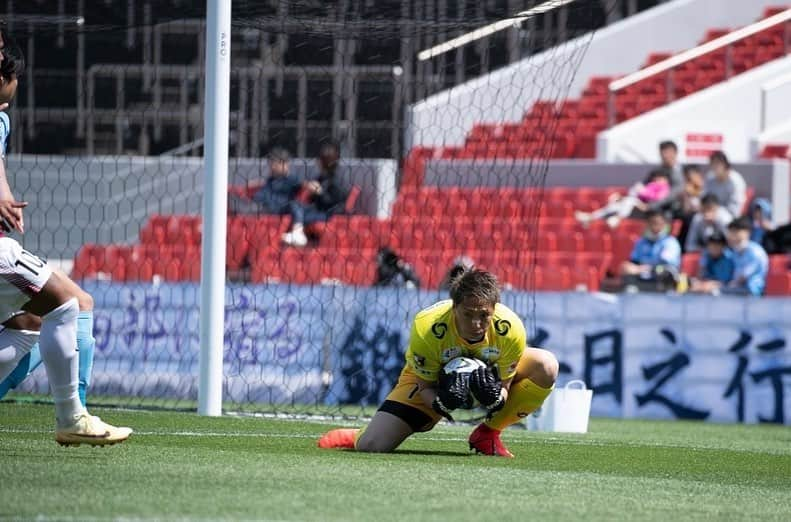 永井建成のインスタグラム：「【J3第6節】 vsFC今治 3-1勝利 昨日も熱い応援ありがとうございました！ やっとホームで初勝利する事ができたと同時に連敗ストップする事ができました なかなか厳しい状況が続いてたけど、選手、スタッフ、ファン、サポーターの皆んなが諦めず、信じて戦いぬいた結果が逆転勝利と言う形になったのかなと思います。 ただ個人的には失点をしてしまってるのでまだまだ課題が出た試合になりました。 次こそは無失点で勝利をします！ 引き続き応援よろしくお願いします！ これからも自分らしく顔晴ろう ・ ・ @k.rikuto0123  @smdtkm  @rui.no.16.t  マジでナイスゴール  @naoki.t0329  2アシストやる時はやる男 ・ ・  #j3 #j3リーグ #ホーム戦 #花園ラグビー場 #vsfc今治 #ホーム #初勝利 #連敗ストップ #こっからや #引き続きよろしくお願いします」