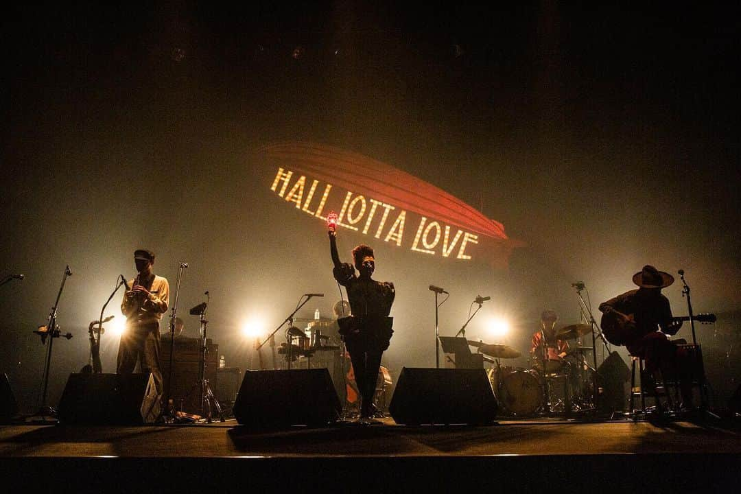 EGO-WRAPPIN'さんのインスタグラム写真 - (EGO-WRAPPIN'Instagram)「. "HALL LOTTA LOVE ～ホールに溢れる愛を～" お越し頂いたみなさまありがとうございました！  開業50周年、閉館前にライブが出来てとても光栄でした。 中野サンプラザの響きは今回も素晴らしかったです。 ホールに愛が溢れたライブになったかなと思います。  次のワンマンはこちらも恒例です！ 「Dance, Dance, Dance」 久しぶりの開催なのでみなさんと熱い野音で踊れるのが楽しみ過ぎます！ オフィシャルサイト先行受付中なので是非ご利用ください。  また、昨日来られなかった方やグッズを買いそびれた方に向けて昨日のグッズの通販も開始しました！ https://acqua-store.jp/pages/ego (オフィシャルサイトからリンクがあります。) こちらも是非ご利用ください。  Photo by 仁礼博 @hiroshinirei  #egowrappin #エゴラッピン #中野サンプラザ #HALLLOTTALOVE #DanceDanceDance #日比谷野外大音楽堂 #大阪城音楽堂   #伊藤大地 @trimtrab88  #TUCKER @tuckerelecton  #icchie @iccccchie  #武嶋聡 @takesax  #仁礼博 さん」4月10日 20時39分 - egowrappin_official