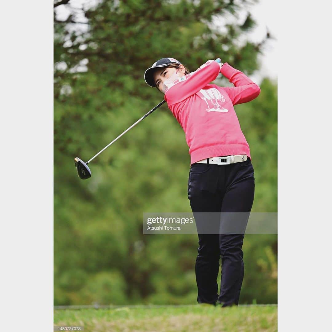 のインスタグラム：「. 富士フイルム・スタジオアリス女子オープン⛳️ 予選会はだめでしたがQTの順位でおりてきて出場することができました。 ドライバーが上手くいかなかったけどスプーンはまっすぐいってくれていたので途中からはドライバーを封印してました😅 意外と飛んでてありだなと思いました笑  今回久々にチャリティーフォトがあって皆さんとお話できて楽しかったです☺️  たくさんの応援ありがとうございました✨  今日は大分に移動してきました✈️ 明日からもう試合です🏌🏼‍♂️がんばる！」