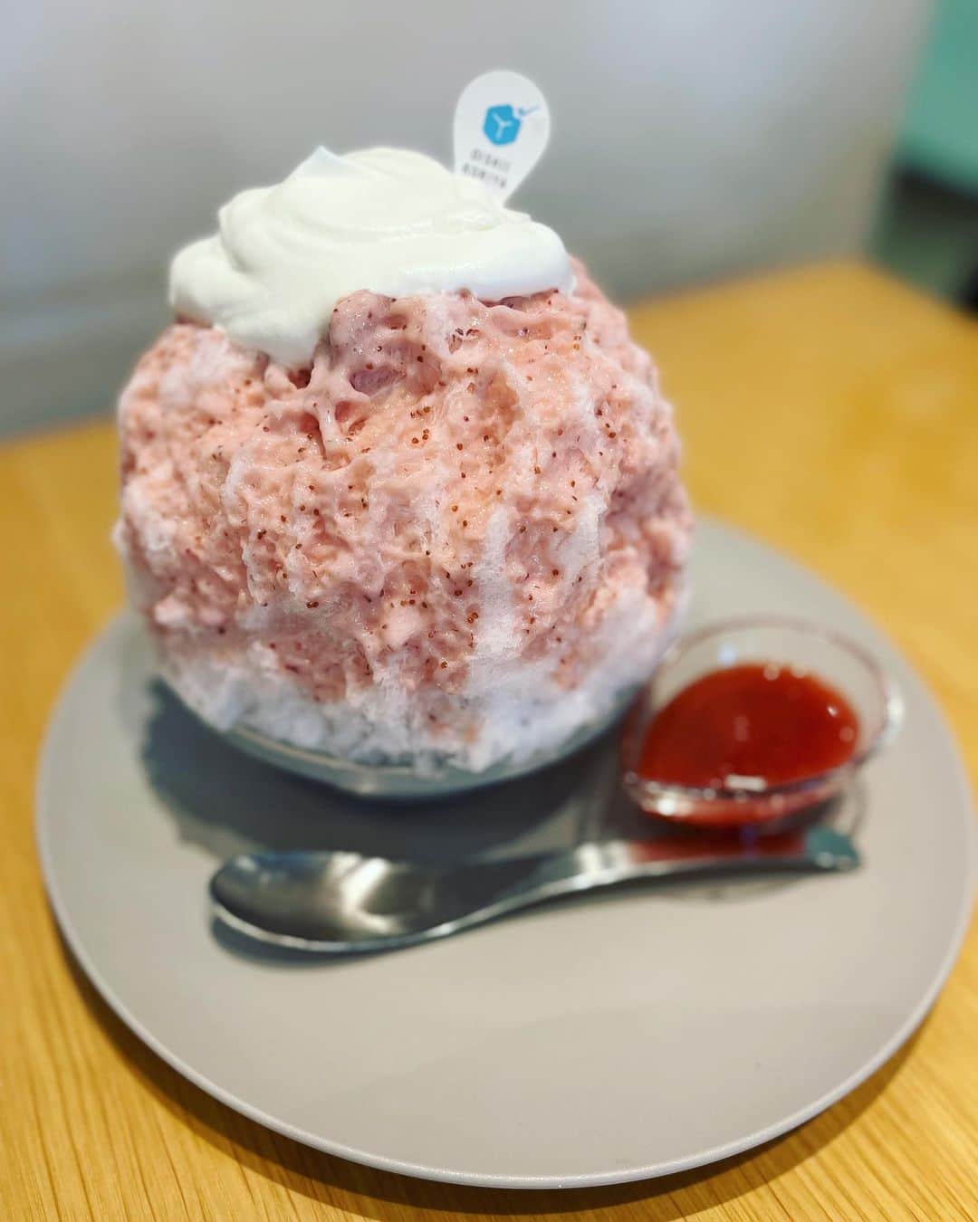 白河雪菜さんのインスタグラム写真 - (白河雪菜Instagram)「博多#美味しい氷屋 さんで氷活☺︎ 桜ホイップ🍧特製ミルク別添 あまおうホイップ🍧いちごソース増量  桜がシンプルな優しい味で素敵でした♡ あと別添えの特製ミルクが無料だったんだけど、めちゃくちゃ美味しいので毎回頼んだ方がいいレベル☺︎ あまおうホイップも、見た目的にけっこう甘いのかなー？と思ったらそんなことなくて、中のクラッカーもちょうどいい量でおいしかった♡ また行きたい！！  #かき氷 #博多かき氷 #かき氷部 #かきごおりすと #かきごーらー  #かき氷好きな人と繋がりたい」4月10日 20時48分 - yukina456